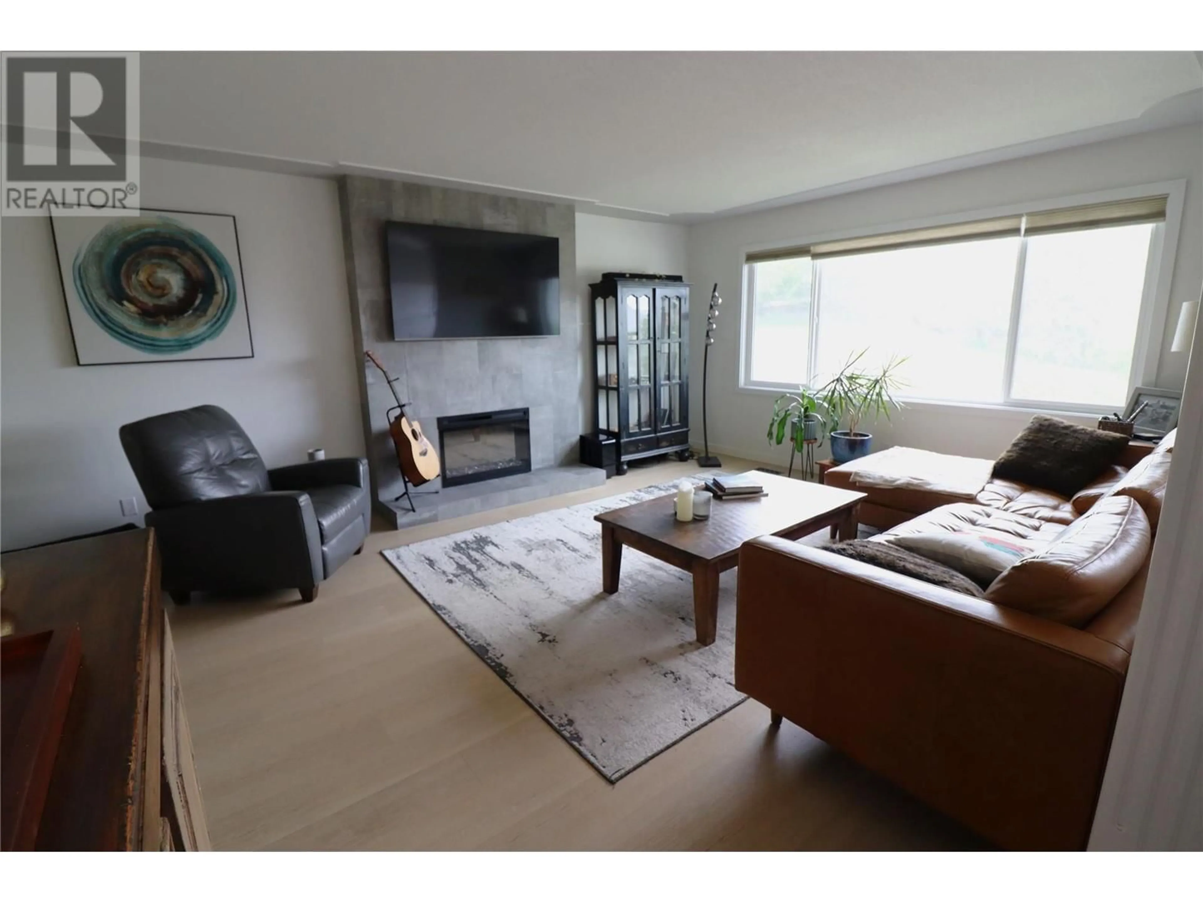 Living room with furniture, unknown for 425 PEMBERTON TERRACE, Kamloops British Columbia V2C1T2