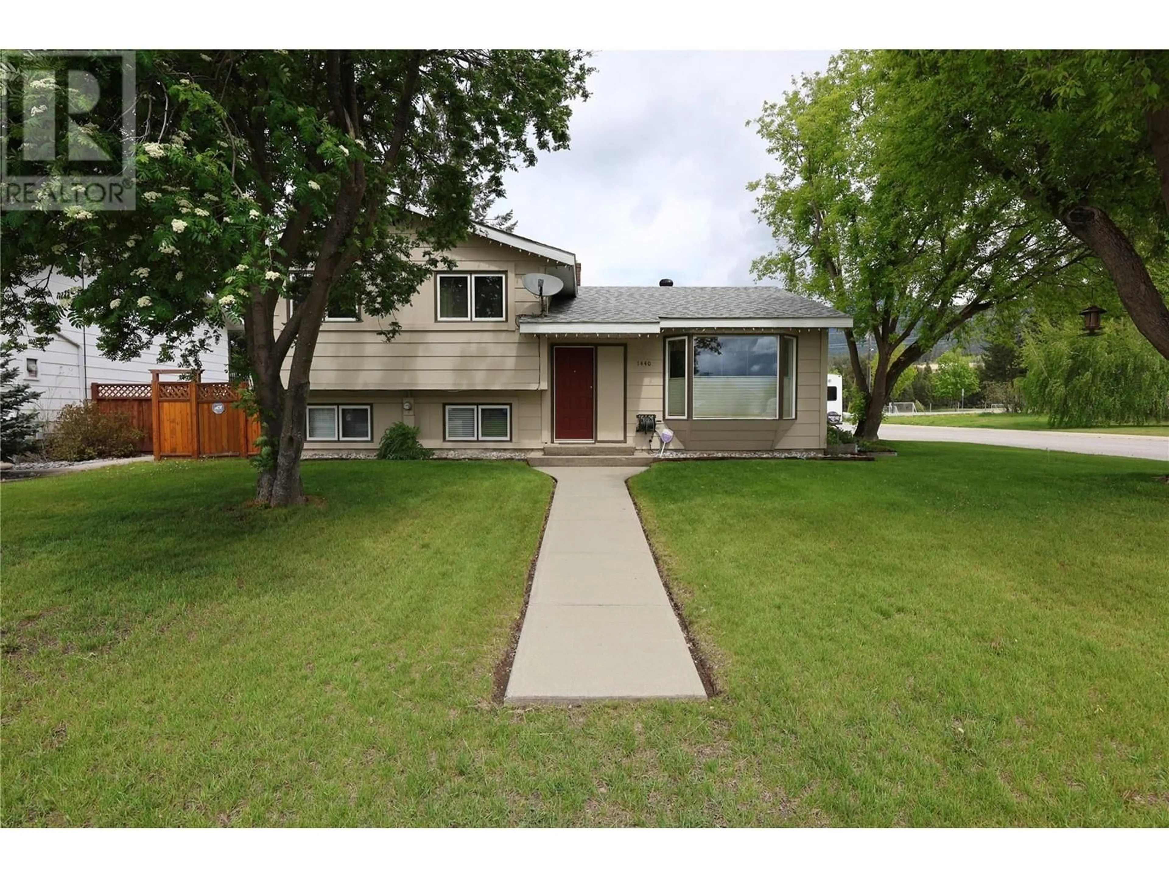Home with vinyl exterior material, street for 1440 BIRCH CRESCENT, Golden British Columbia V0A1H6