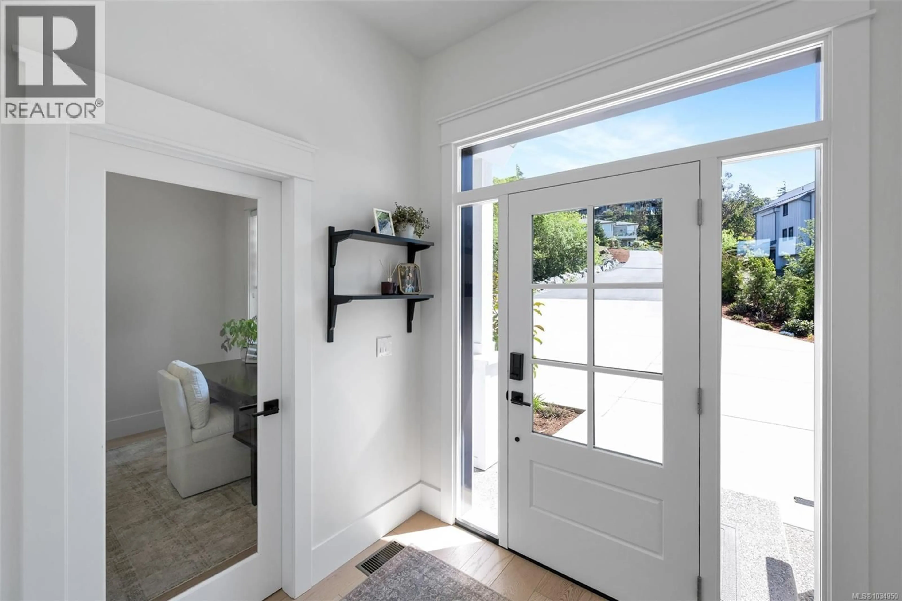 Indoor entryway for 452 PELICAN DRIVE, Colwood British Columbia V9C0A4