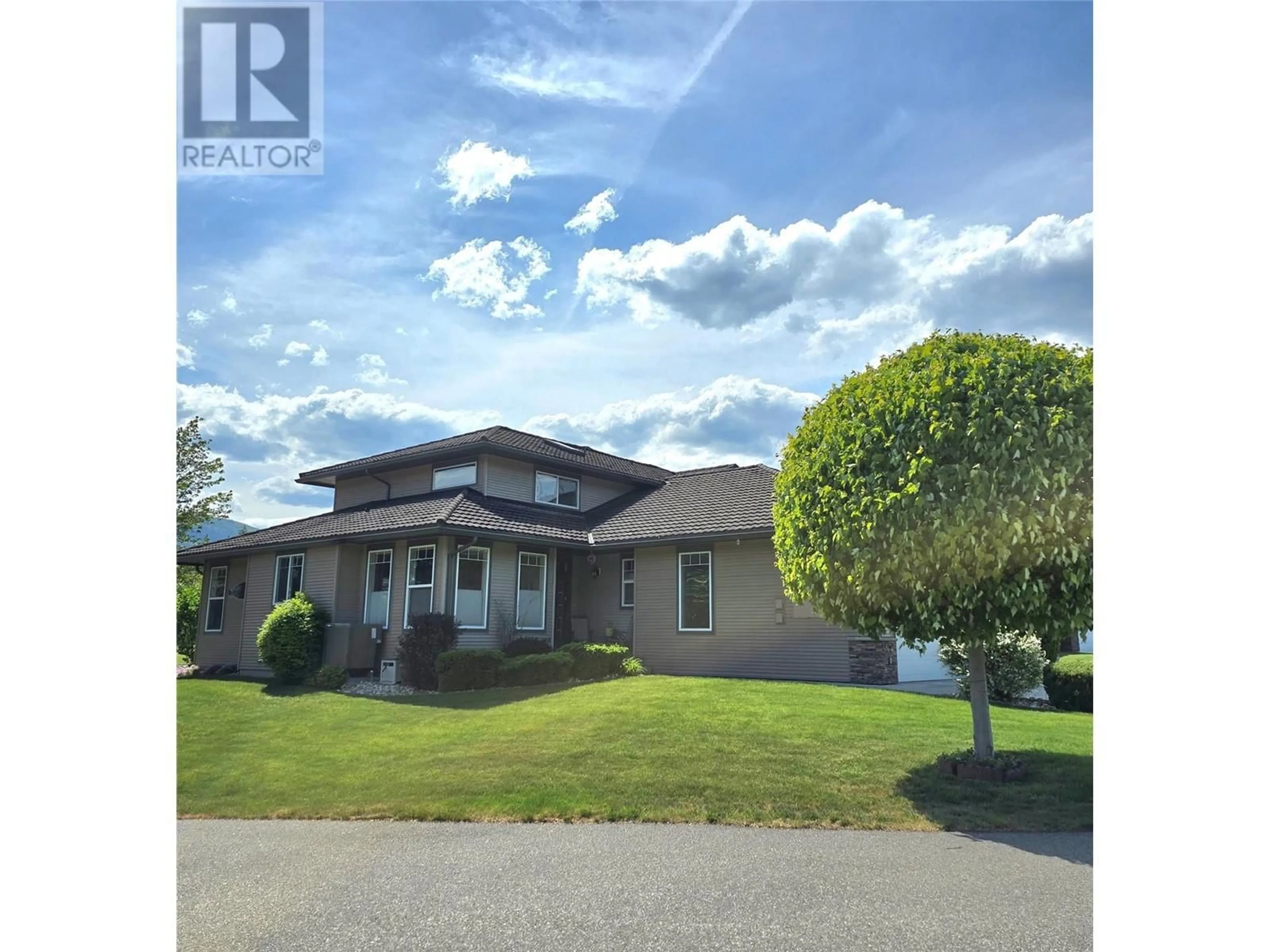 A pic from outside/outdoor area/front of a property/back of a property/a pic from drone, street for 1 - 2693 GOLF COURSE DRIVE, Blind Bay British Columbia V0E1H1