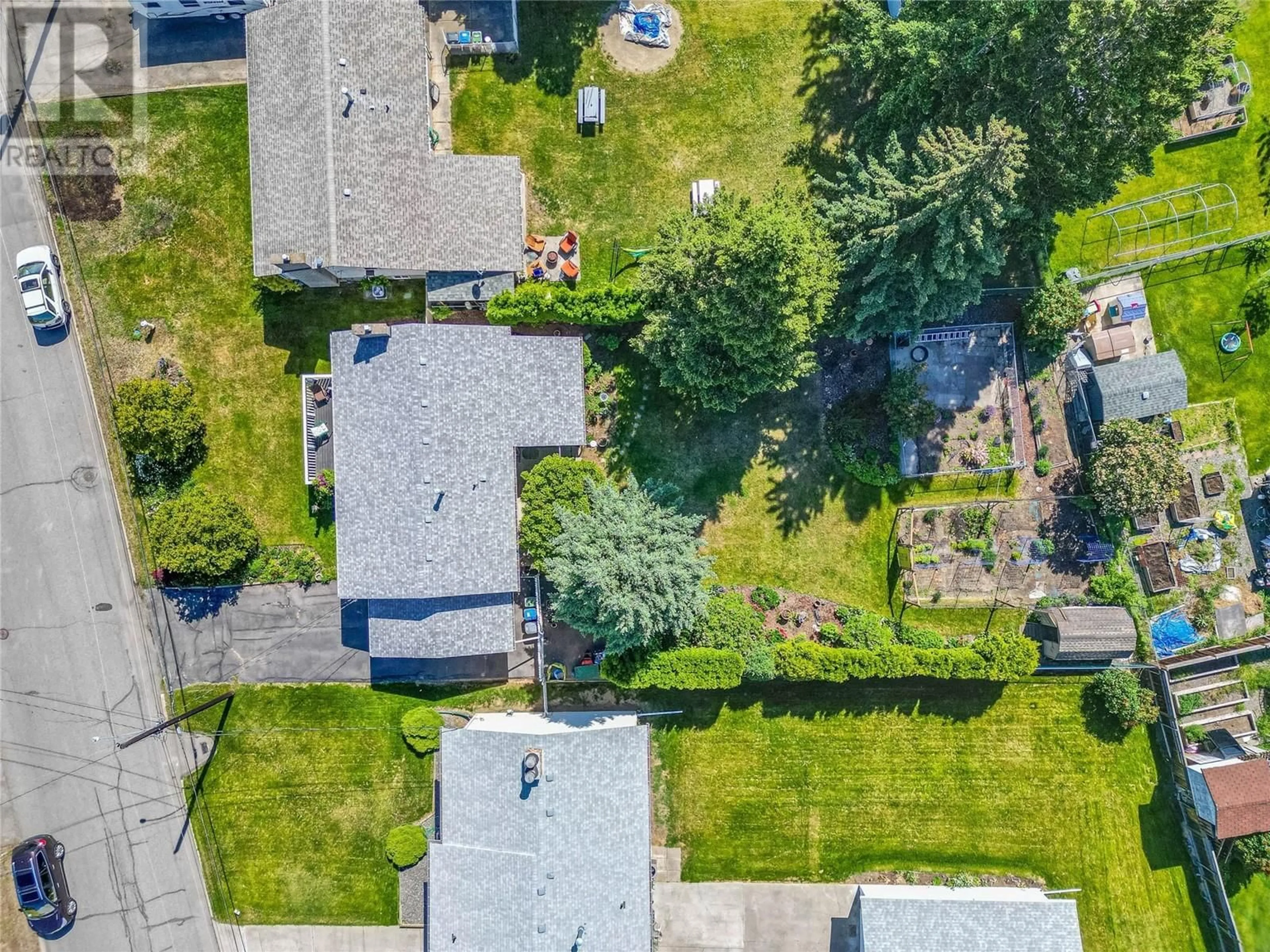 A pic from outside/outdoor area/front of a property/back of a property/a pic from drone, street for 747 KYLE DRIVE, Kamloops British Columbia V2B7Z5