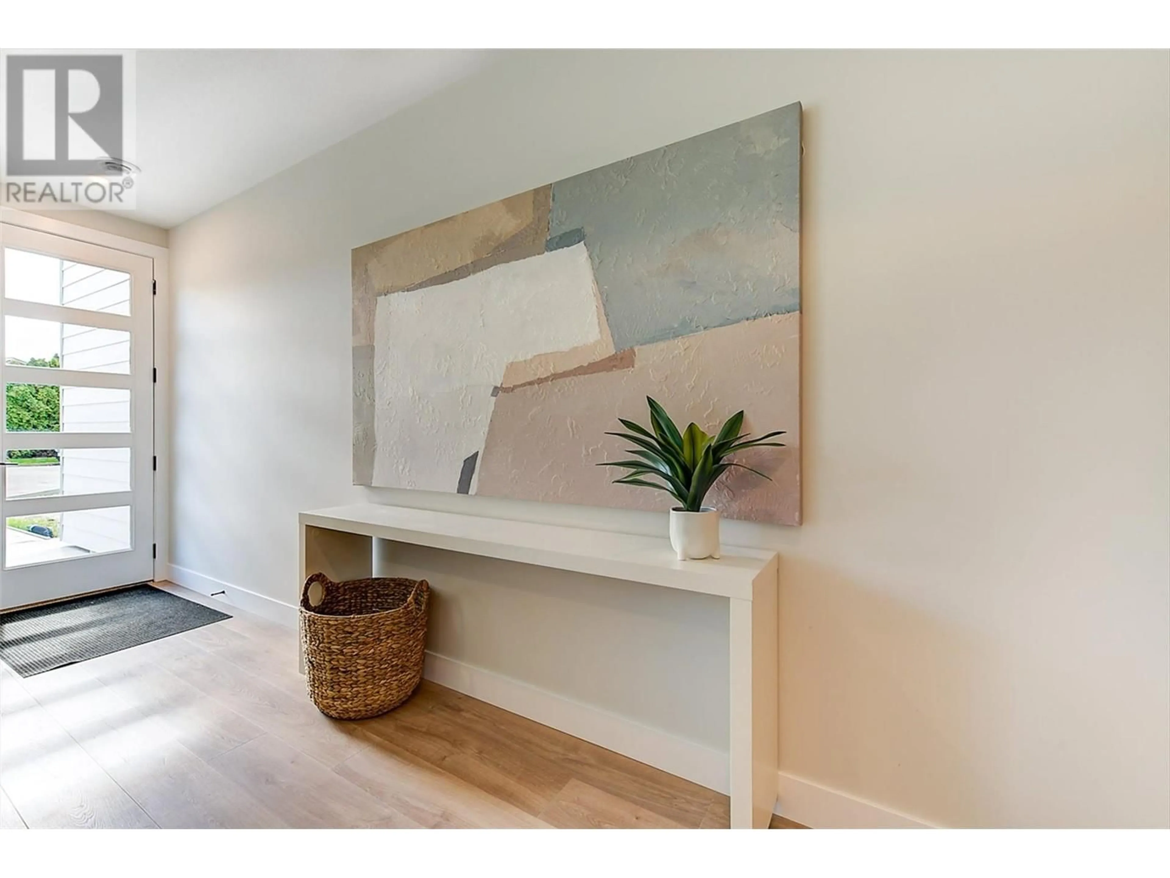 Indoor entryway for 4 - 732 COOPLAND CRESCENT, Kelowna British Columbia V1Y2V1