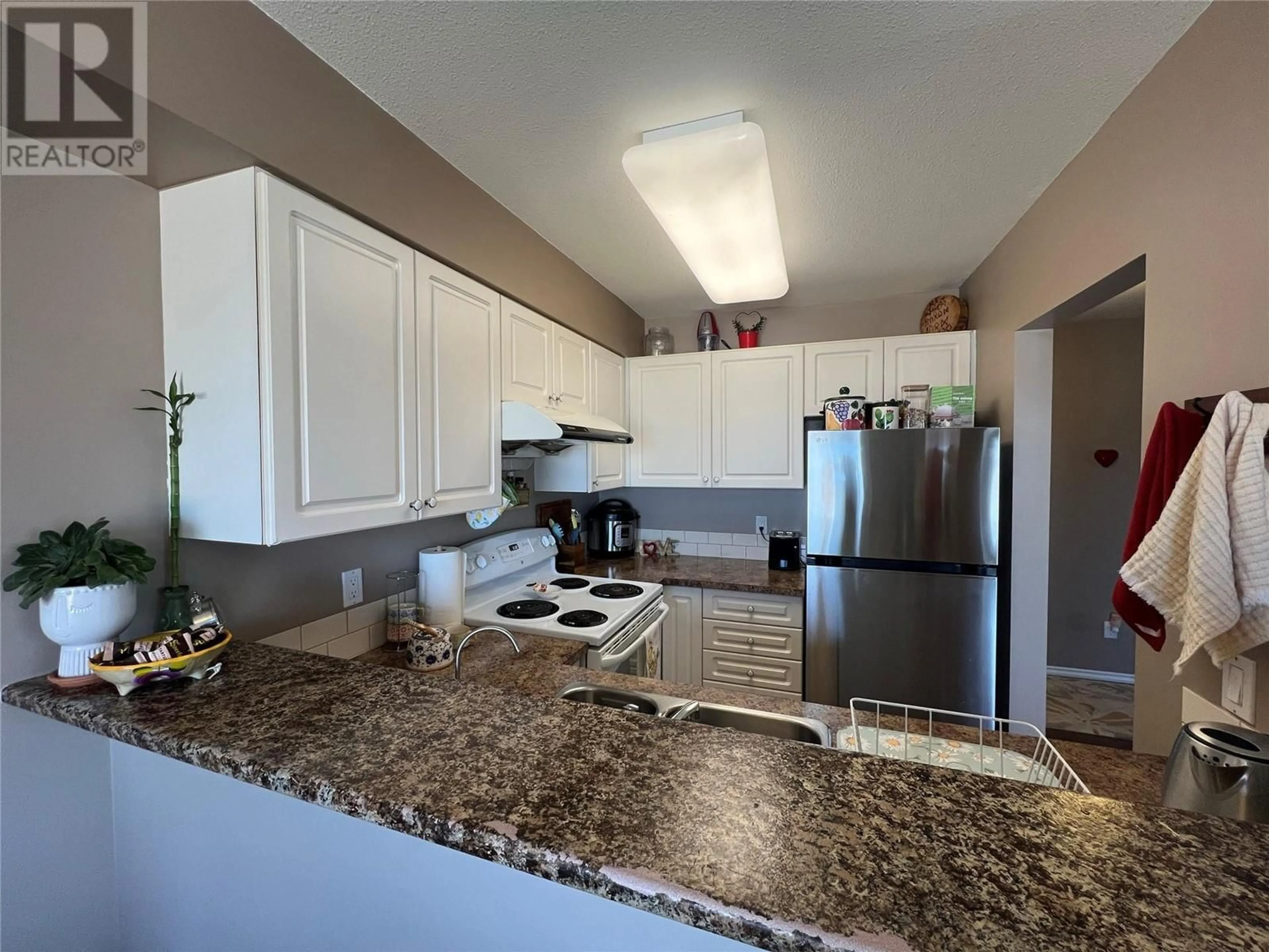 Open concept kitchen, unknown for AAA CONFIDENTIAL DRIVE, Kamloops British Columbia V1S1T5