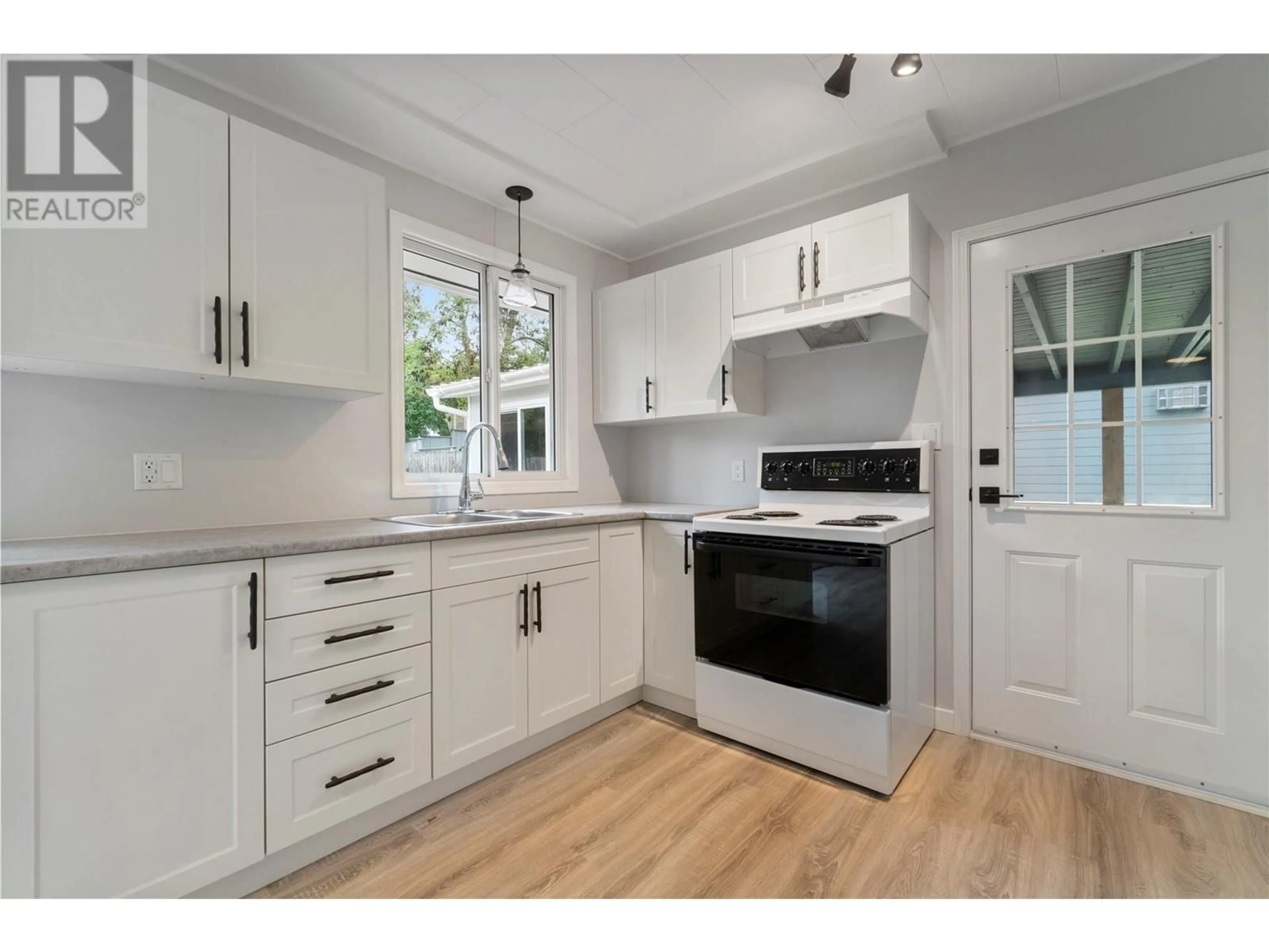 Open concept kitchen, unknown for 540 2 STREET SOUTHEAST, Salmon Arm British Columbia V1E4H2