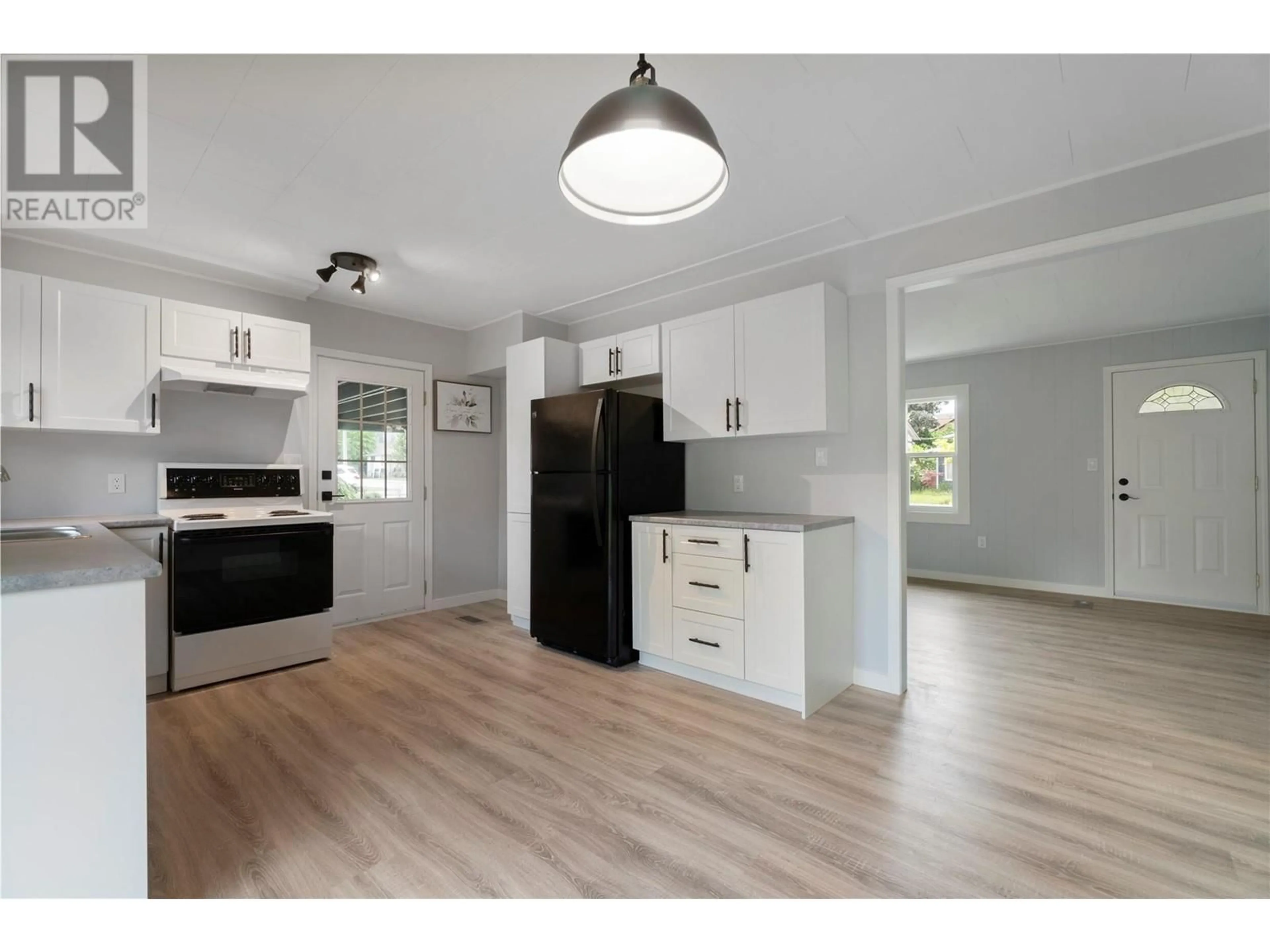 Open concept kitchen, wood/laminate floor for 540 2 STREET SOUTHEAST, Salmon Arm British Columbia V1E4H2