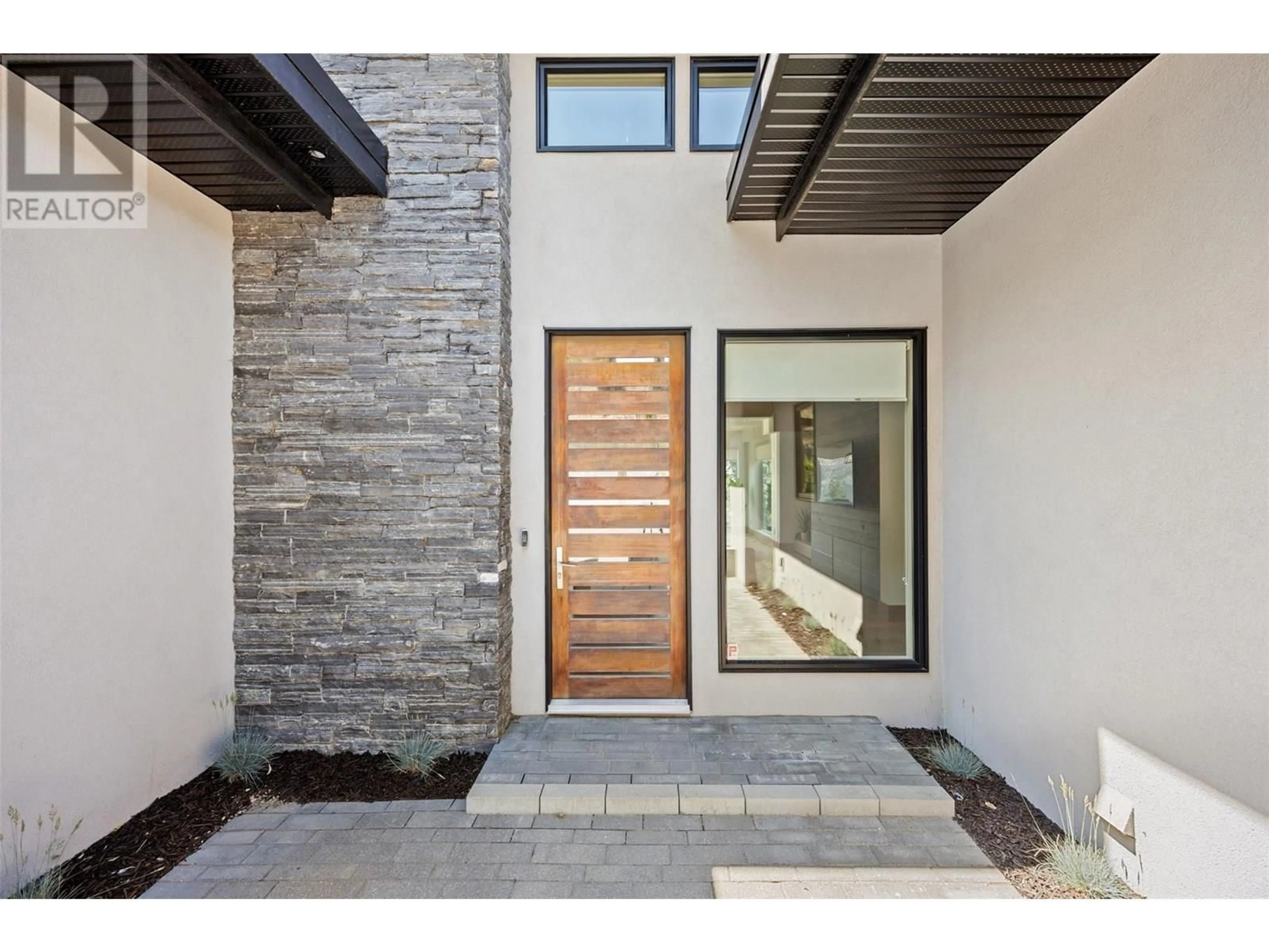Indoor entryway for 3322 SHAYLER ROAD, Kelowna British Columbia V1V2R1