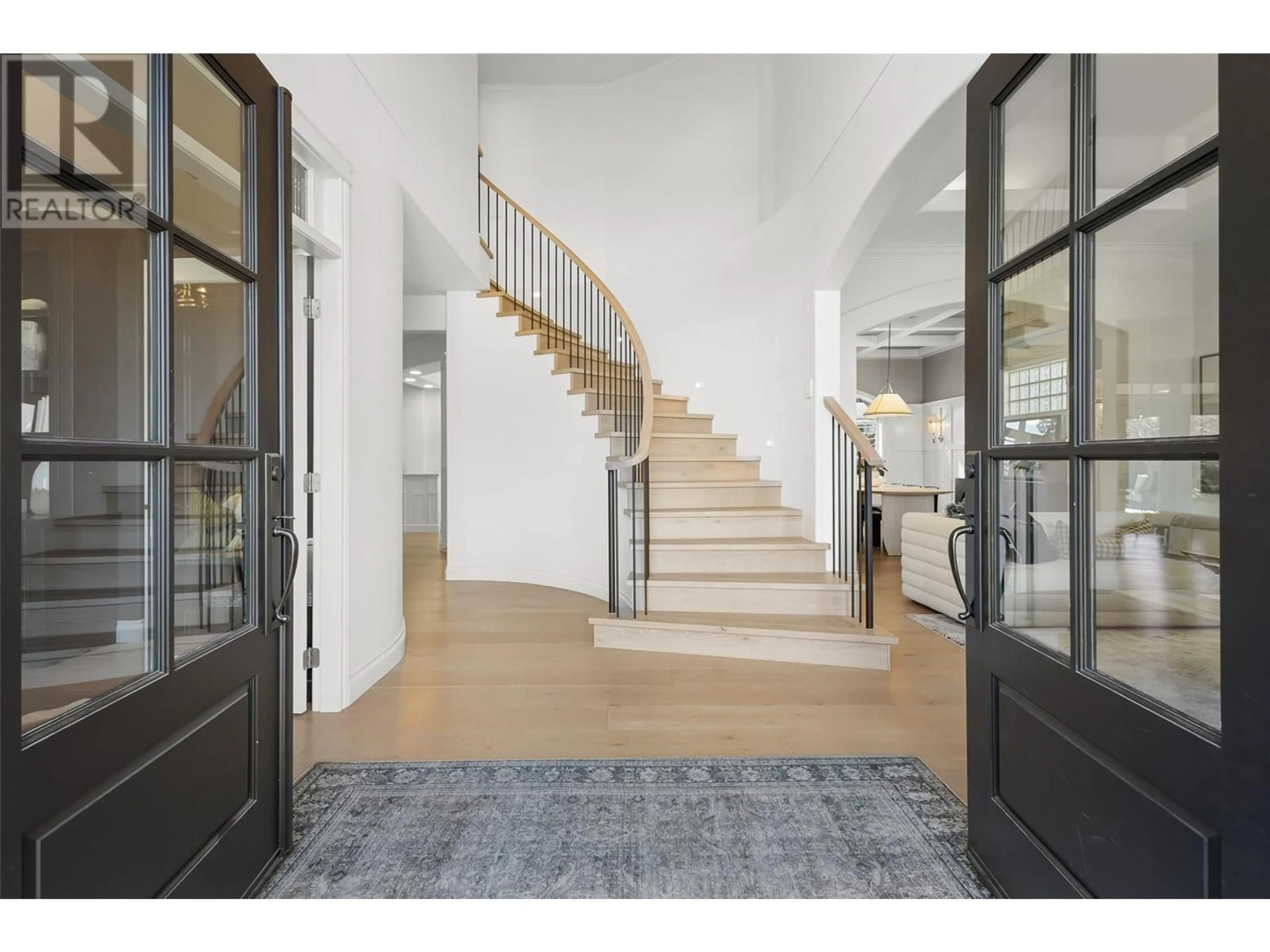 Indoor foyer for 539 METCALFE AVENUE, Kelowna British Columbia V1W4V7