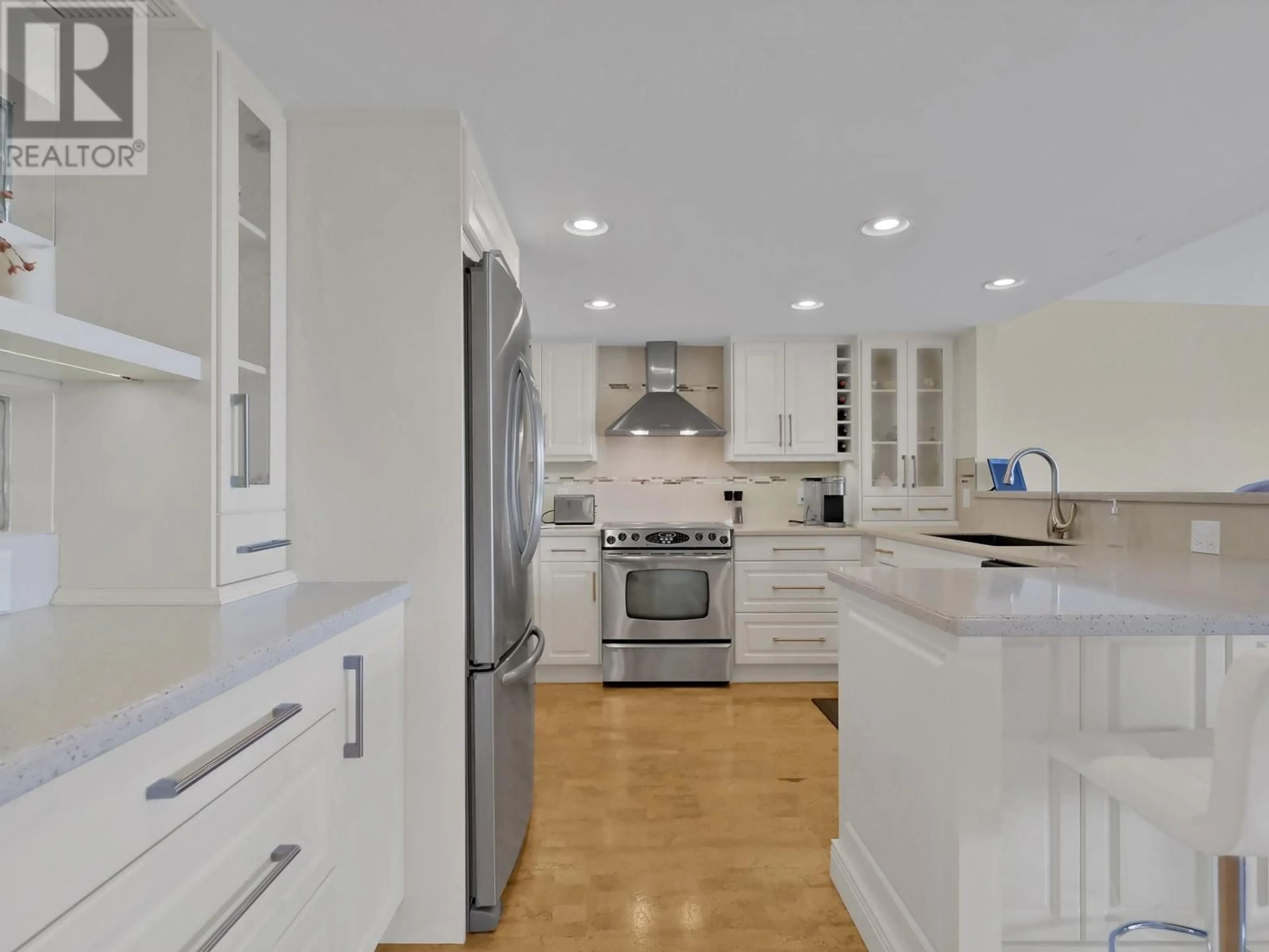 Contemporary kitchen, ceramic/tile floor for 302 - 86 LAKESHORE DRIVE, Penticton British Columbia V2A1B5