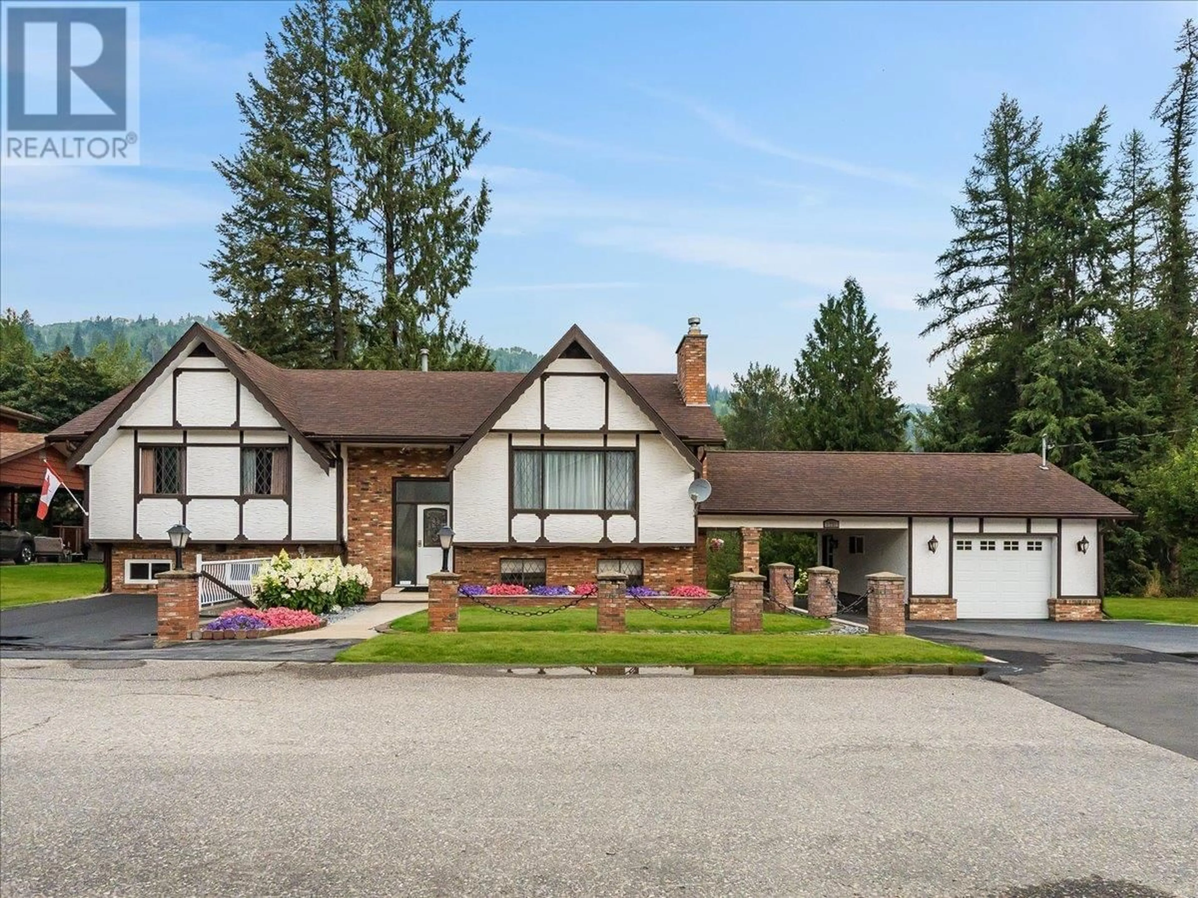 Home with vinyl exterior material, mountain view for 1731 BARRETT DRIVE, Fruitvale British Columbia V0G1L0