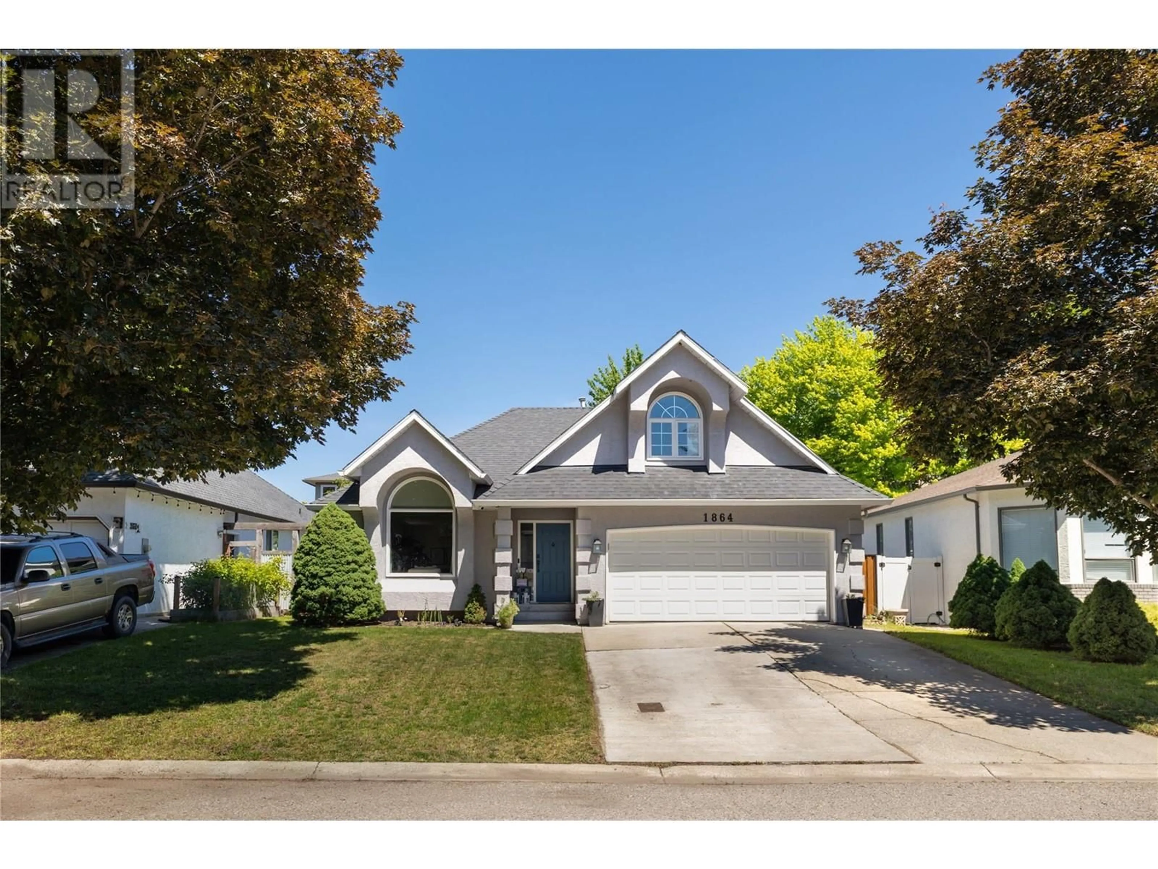 Home with vinyl exterior material, street for 1864 PORTLAND PLACE, Kelowna British Columbia V1V1P9