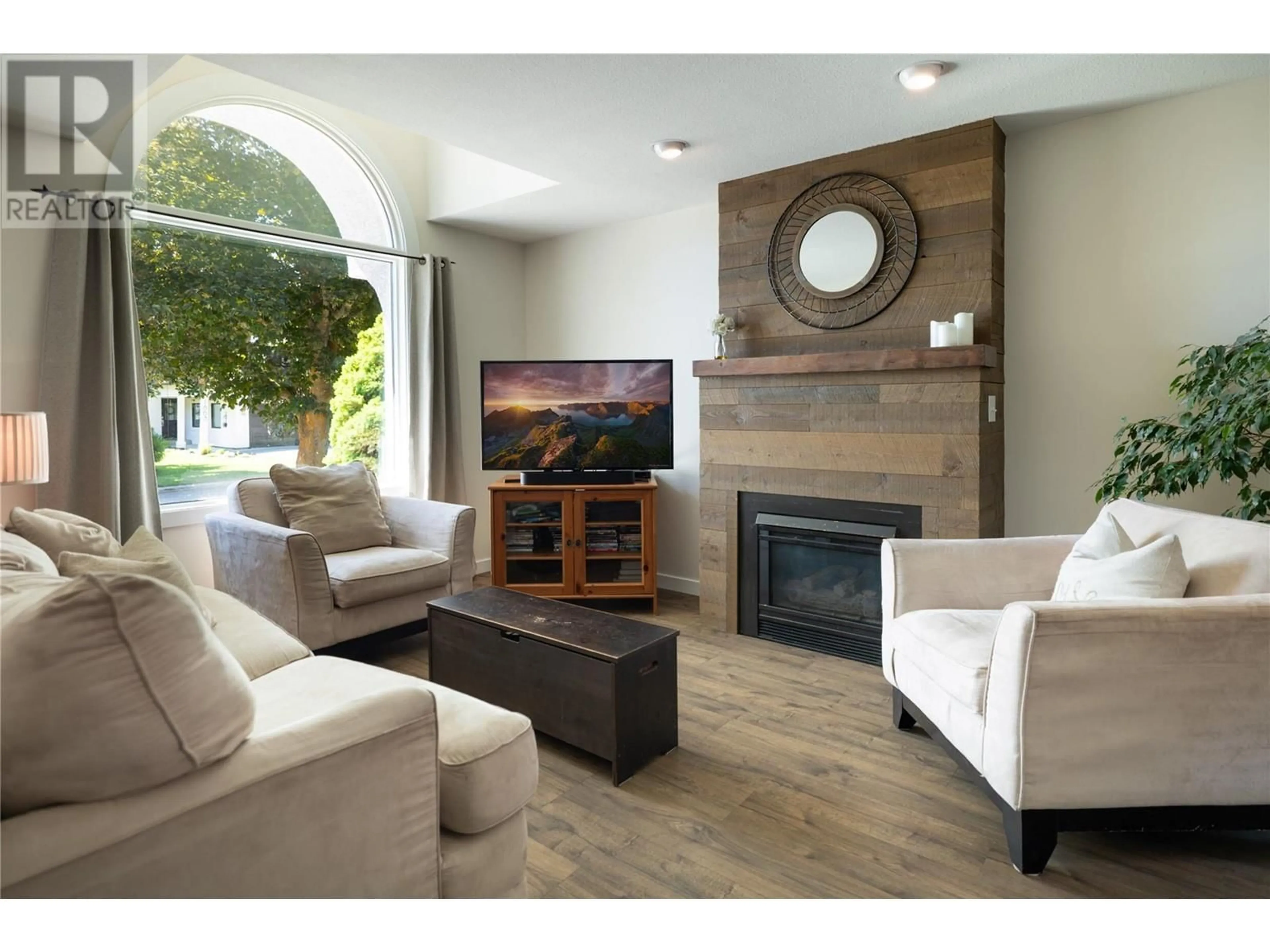 Living room with furniture, unknown for 1864 PORTLAND PLACE, Kelowna British Columbia V1V1P9