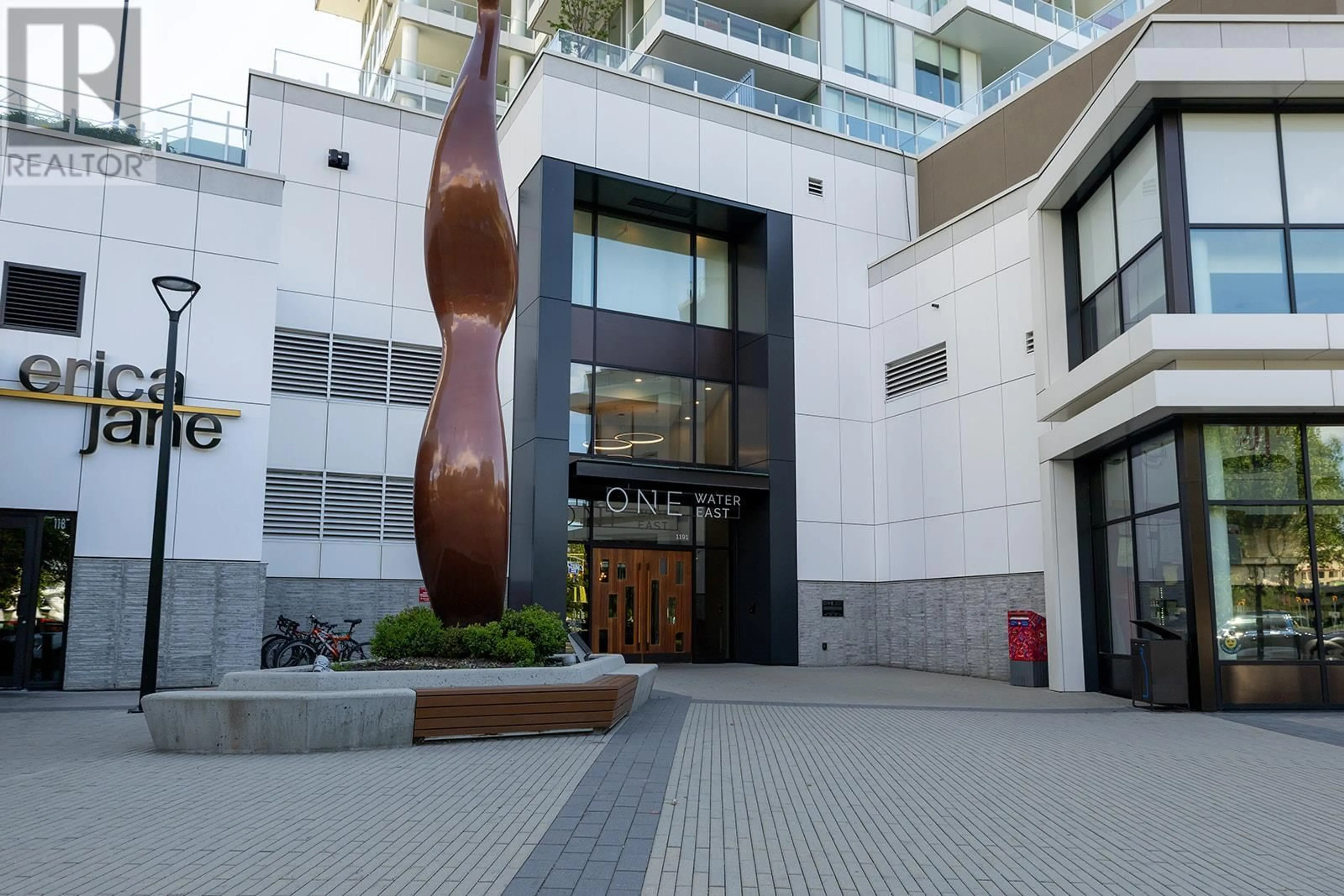 Indoor foyer for 802 - 1191 SUNSET DRIVE, Kelowna British Columbia V1Y0J4