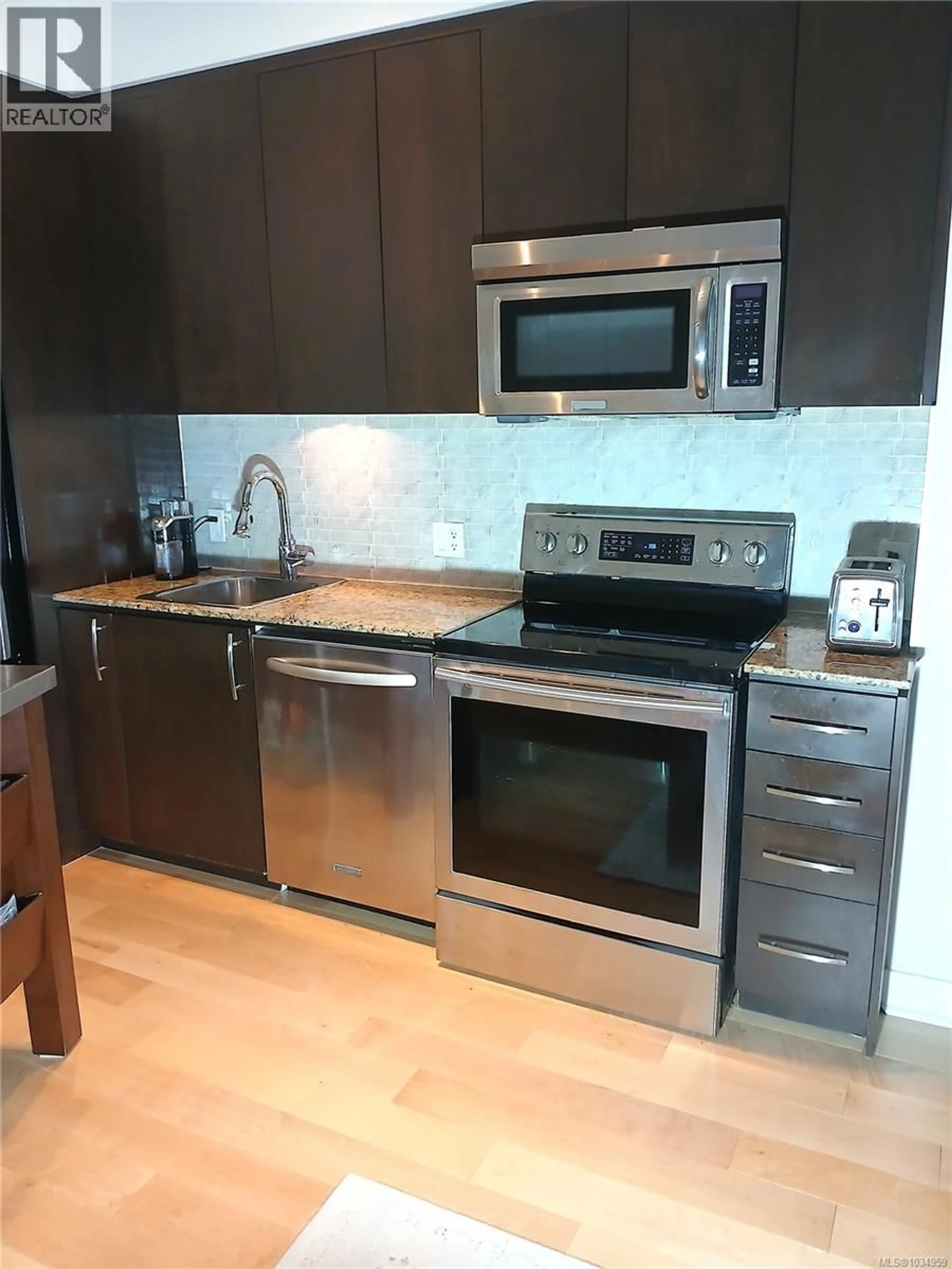 Standard kitchen, ceramic/tile floor for 119 - 1395 BEAR MOUNTAIN PARKWAY, Langford British Columbia V9B0E1
