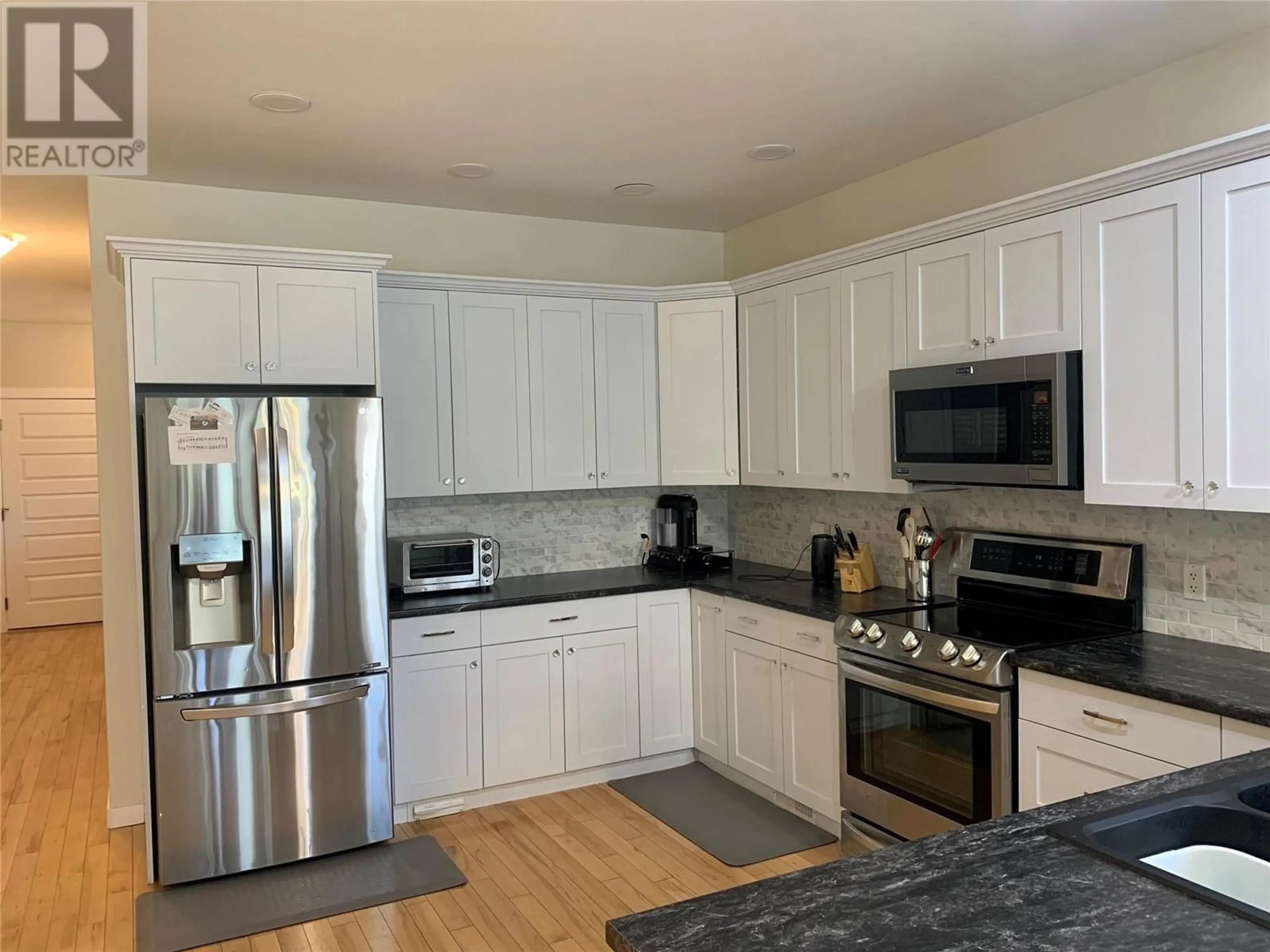 Open concept kitchen, ceramic/tile floor for 6 - 2361 TRANQUILLE ROAD, Kamloops British Columbia V2B0B3