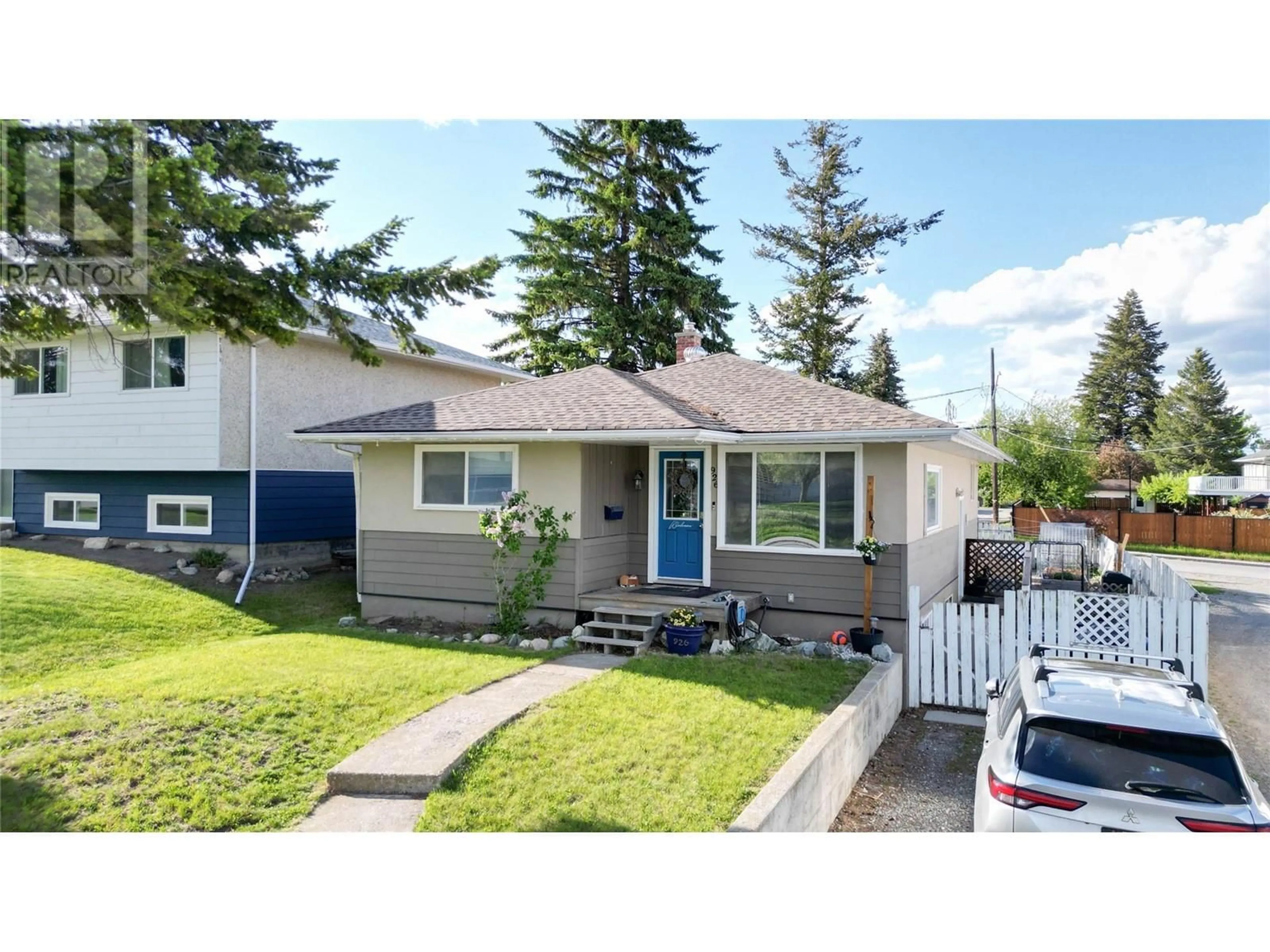 Home with vinyl exterior material, street for 926 6TH STREET SOUTH, Cranbrook British Columbia V1C1L5