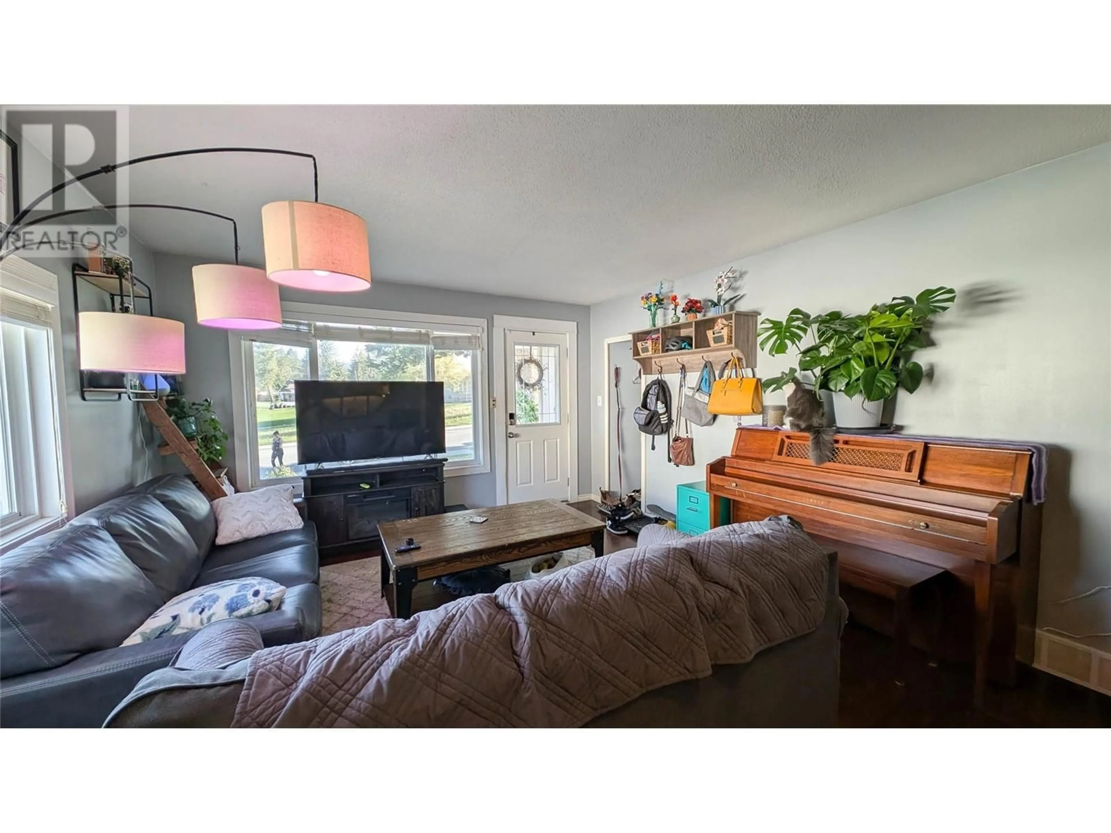 Living room with furniture, wood/laminate floor for 926 6TH STREET SOUTH, Cranbrook British Columbia V1C1L5