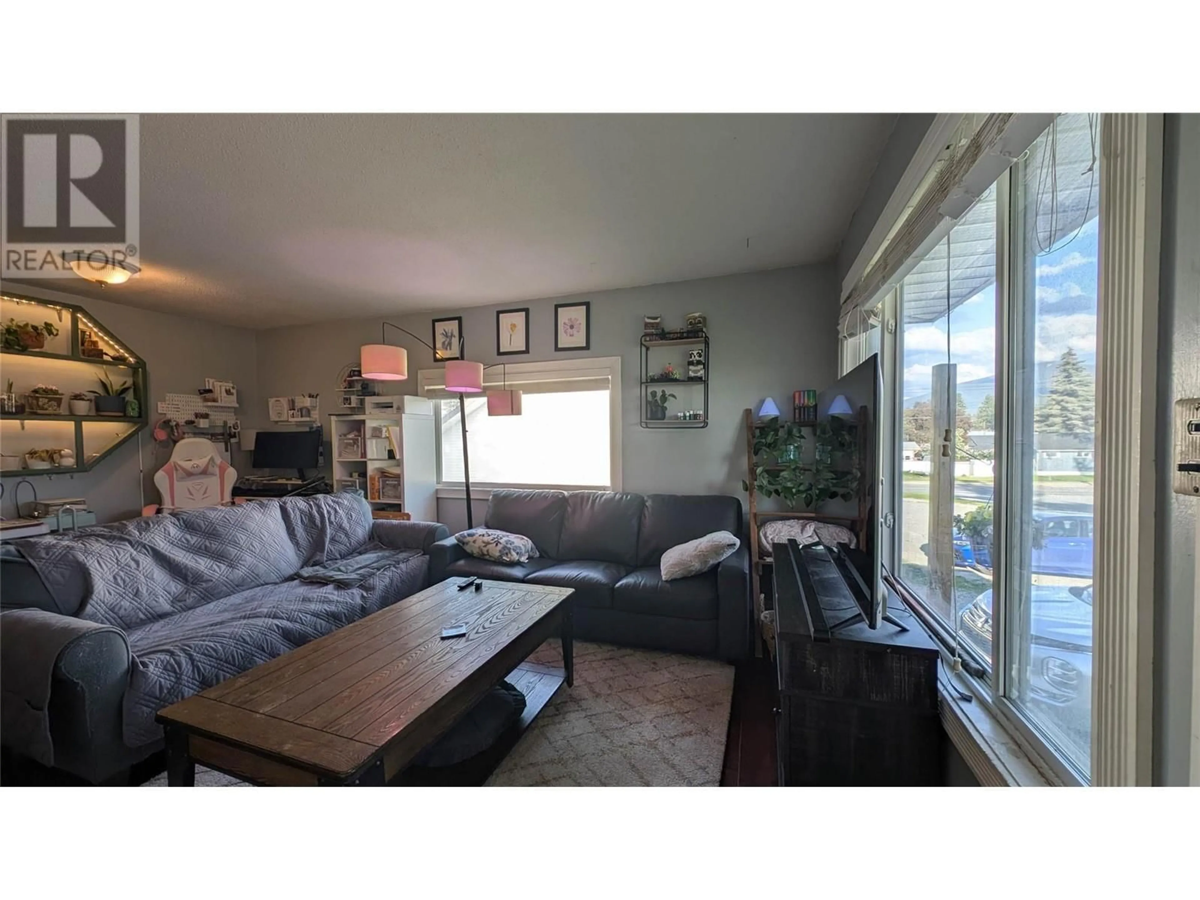 Living room with furniture, unknown for 926 6TH STREET SOUTH, Cranbrook British Columbia V1C1L5