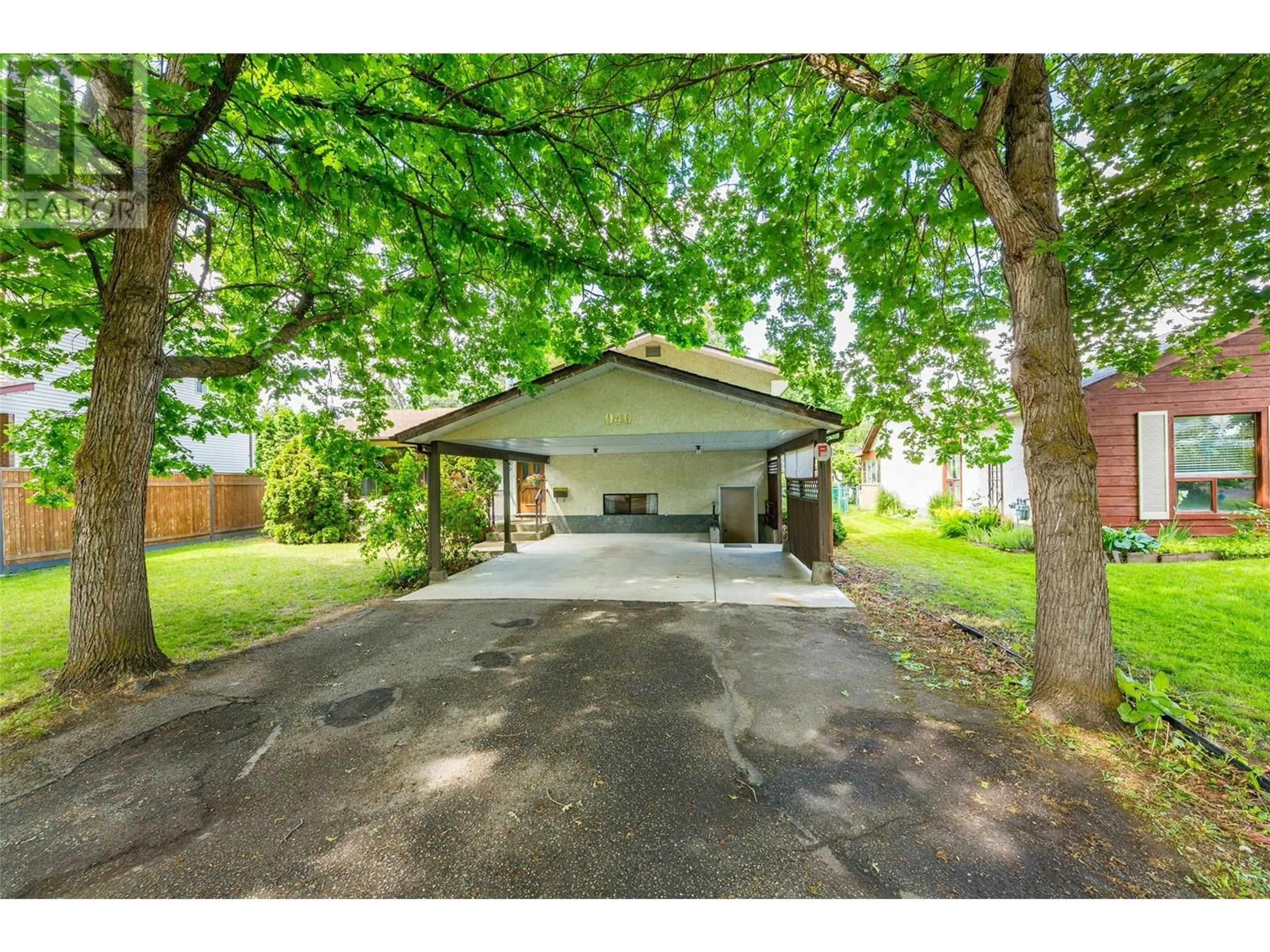 Indoor garage for 940 DUNDEE ROAD, Kelowna British Columbia V1X5Y3