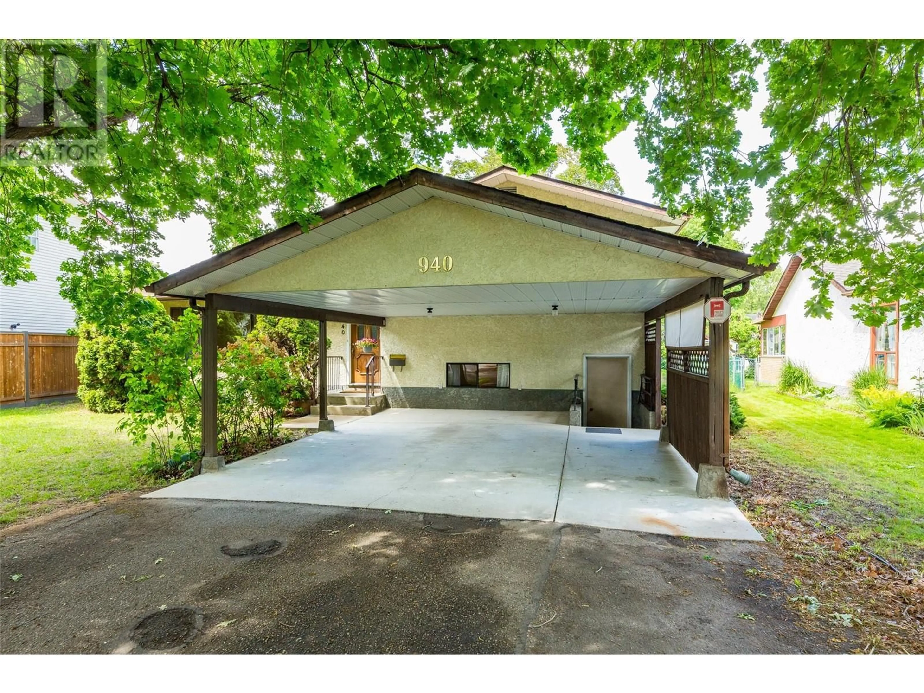 Indoor garage for 940 DUNDEE ROAD, Kelowna British Columbia V1X5Y3