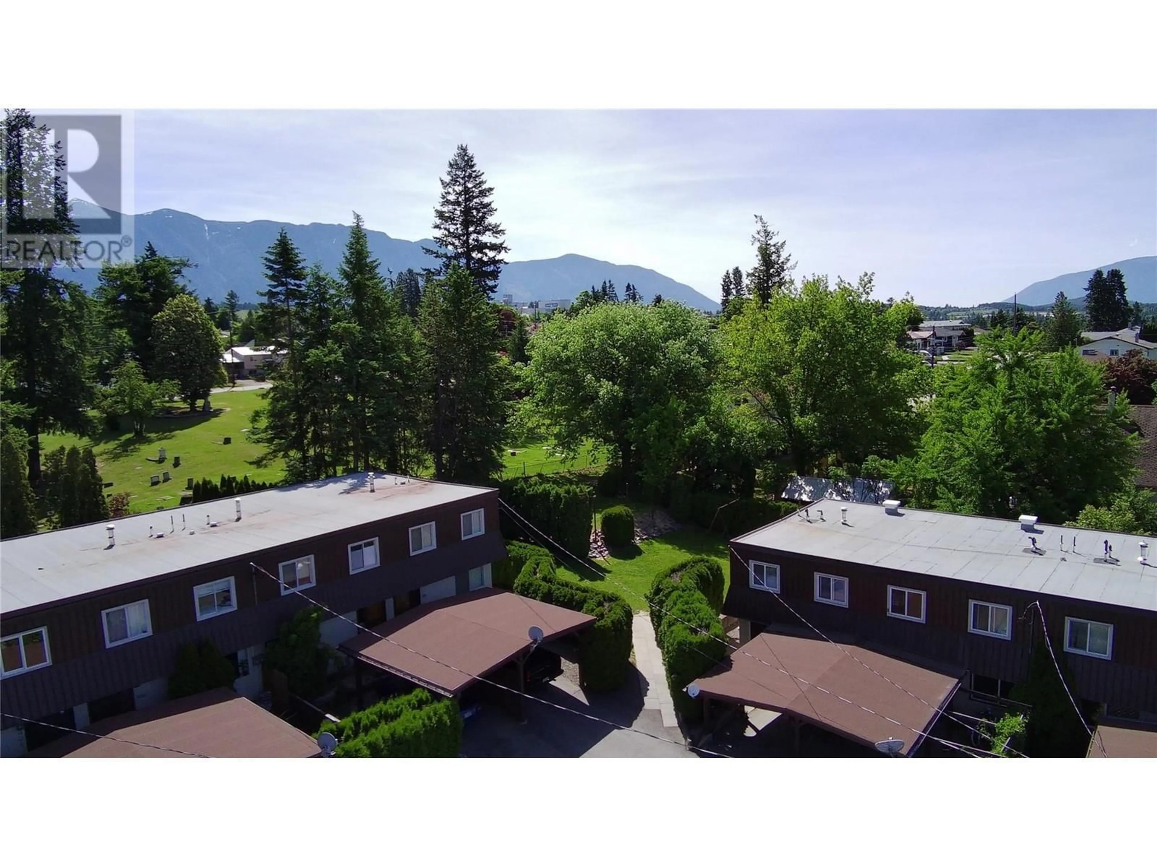 A pic from outside/outdoor area/front of a property/back of a property/a pic from drone, mountain view for 924 DOGWOOD STREET HEIGHTS, Creston British Columbia V0B1G3