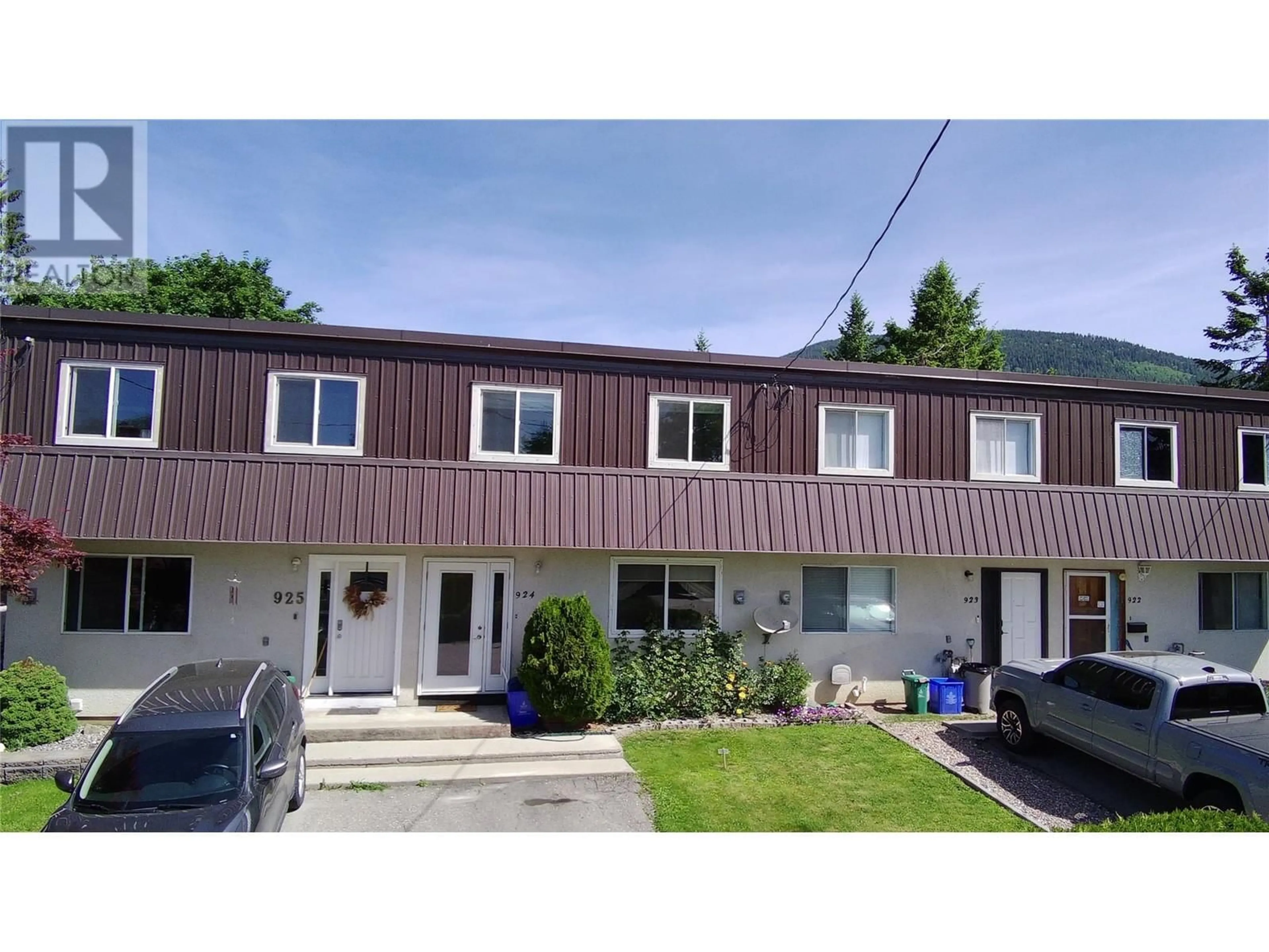 A pic from outside/outdoor area/front of a property/back of a property/a pic from drone, street for 924 DOGWOOD STREET HEIGHTS, Creston British Columbia V0B1G3