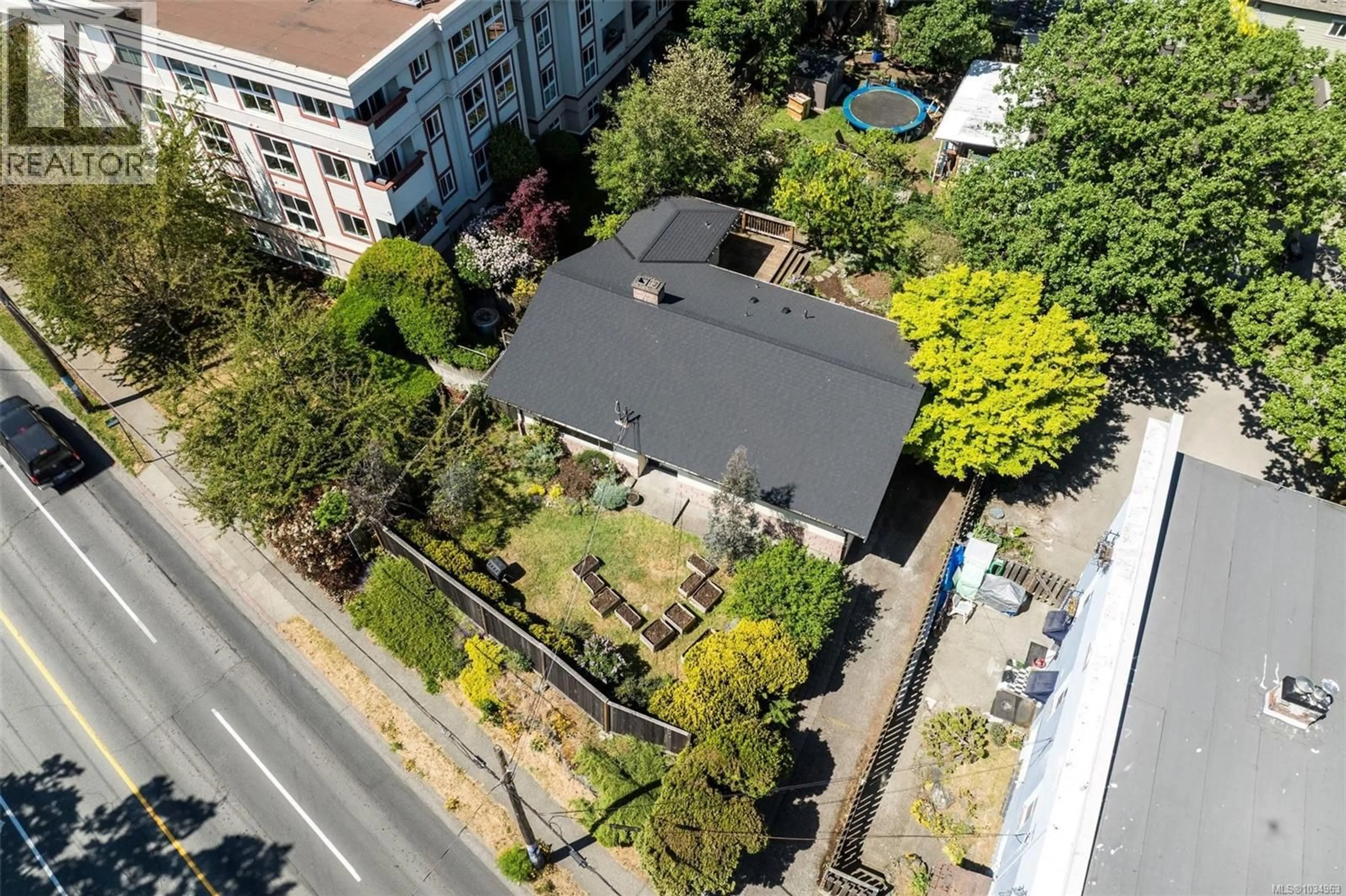 A pic from outside/outdoor area/front of a property/back of a property/a pic from drone, city buildings view from balcony for 918 BAY STREET, Victoria British Columbia V8T1R7