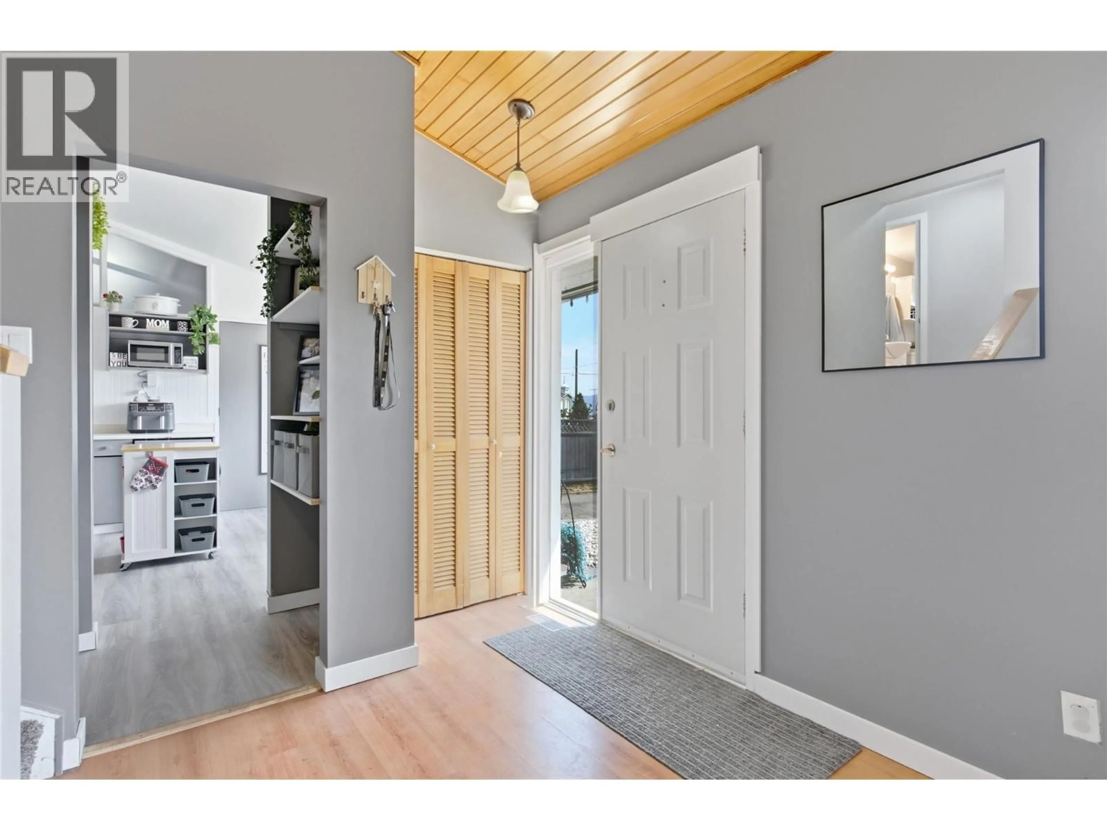 Indoor entryway for 826 LETHBRIDGE AVENUE, Kamloops British Columbia V2B1X8