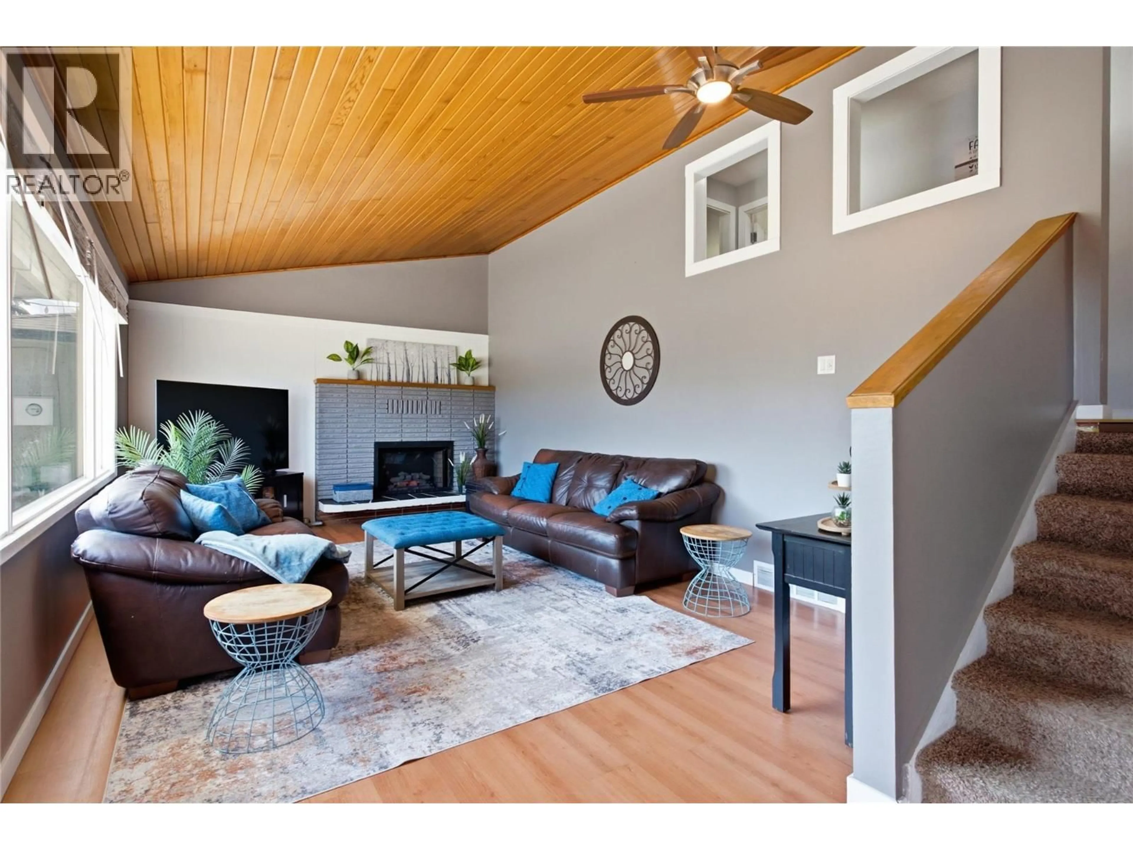 Living room with furniture, wood/laminate floor for 826 LETHBRIDGE AVENUE, Kamloops British Columbia V2B1X8