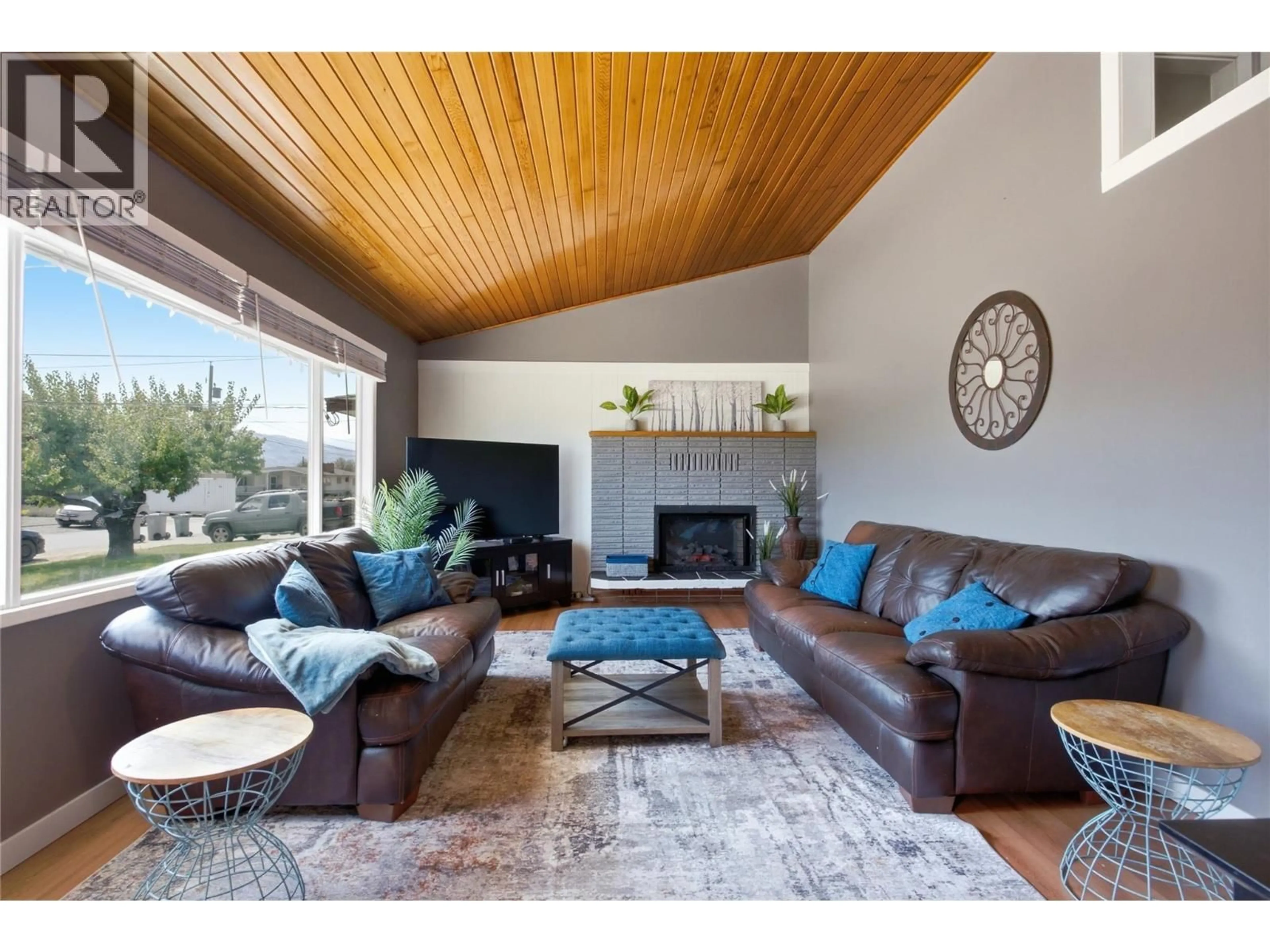 Living room with furniture, unknown for 826 LETHBRIDGE AVENUE, Kamloops British Columbia V2B1X8