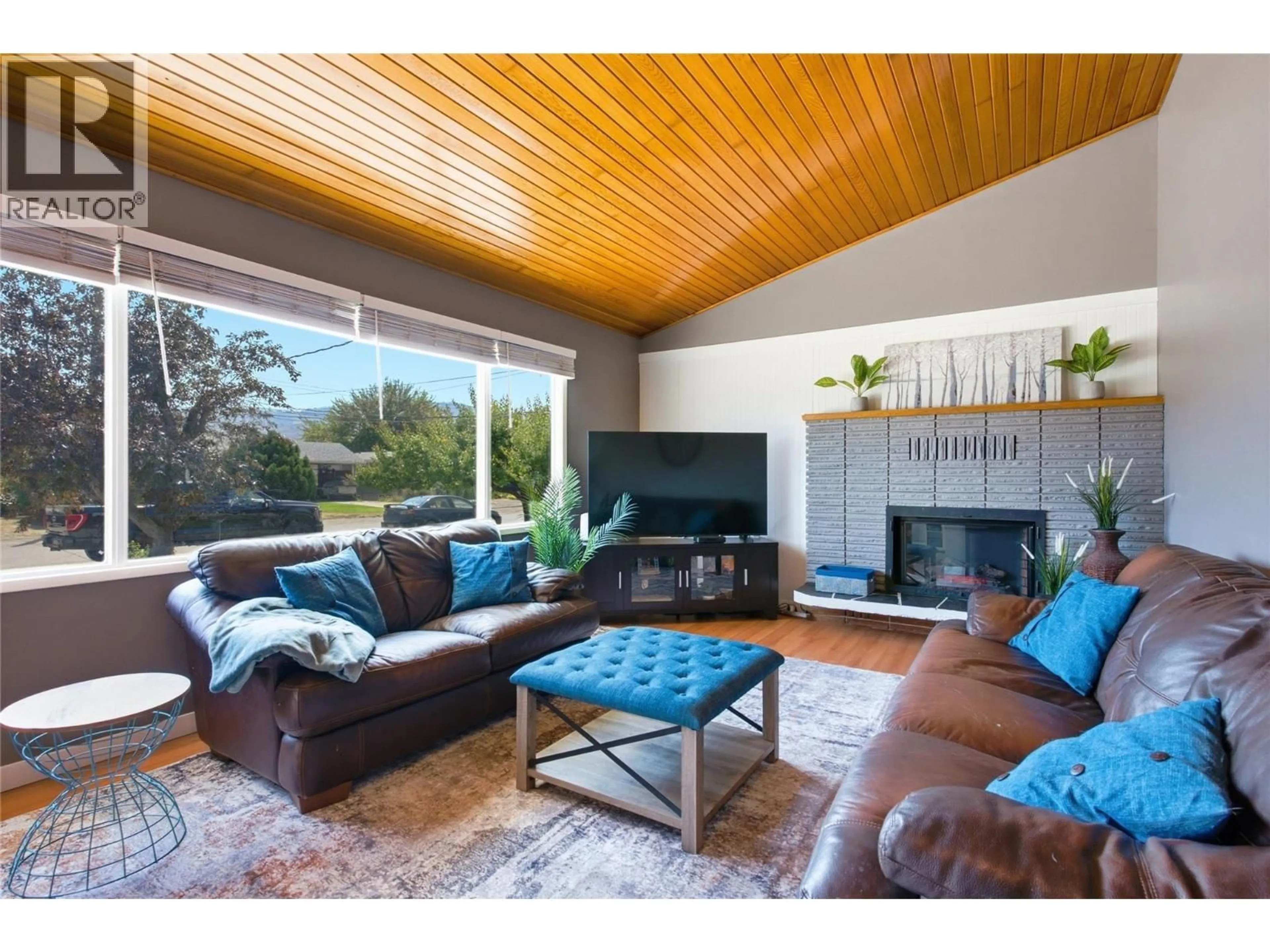 Living room with furniture, wood/laminate floor for 826 LETHBRIDGE AVENUE, Kamloops British Columbia V2B1X8