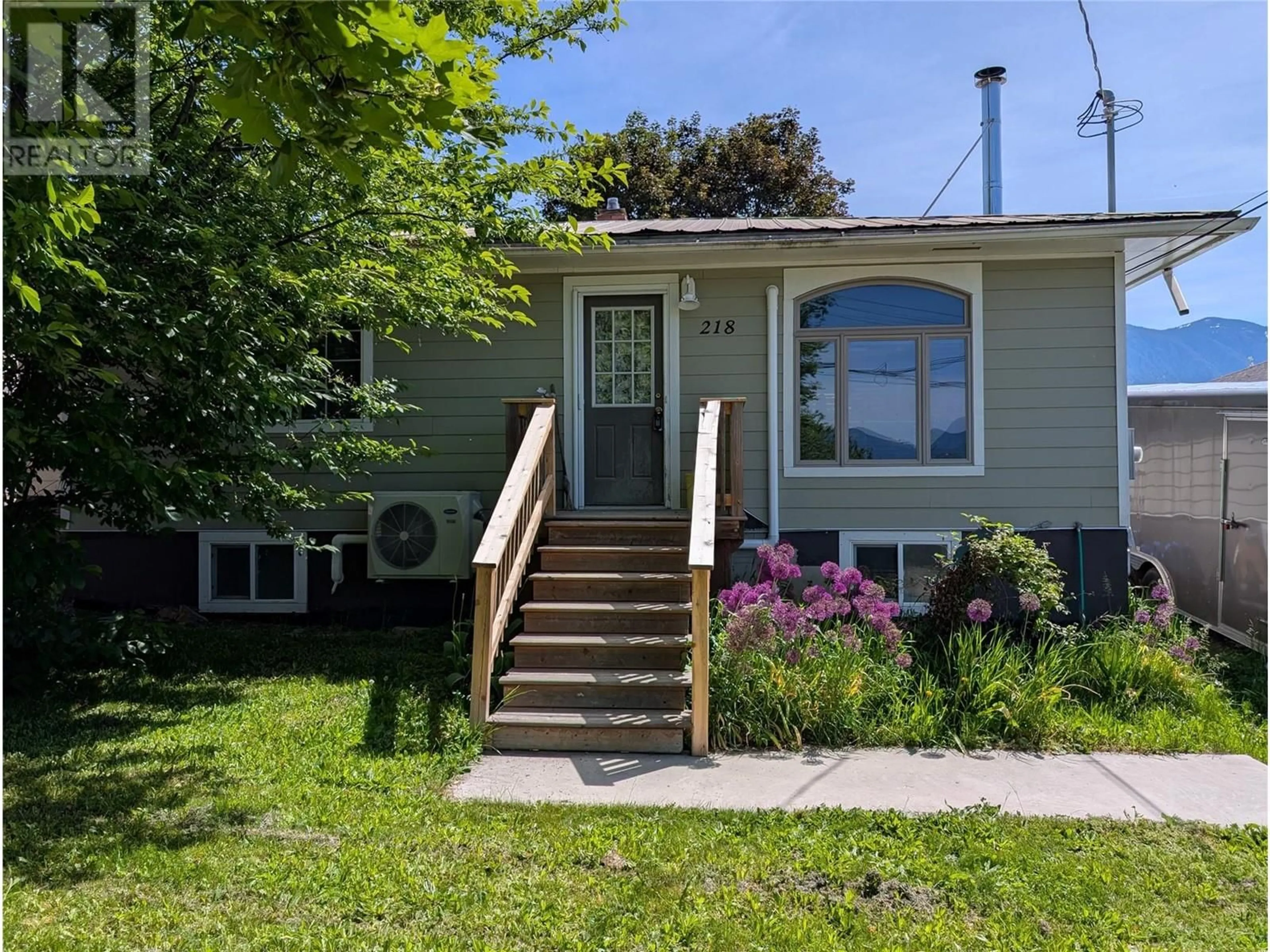Home with vinyl exterior material, street for 218 21ST AVENUE, Creston British Columbia V0B1G5