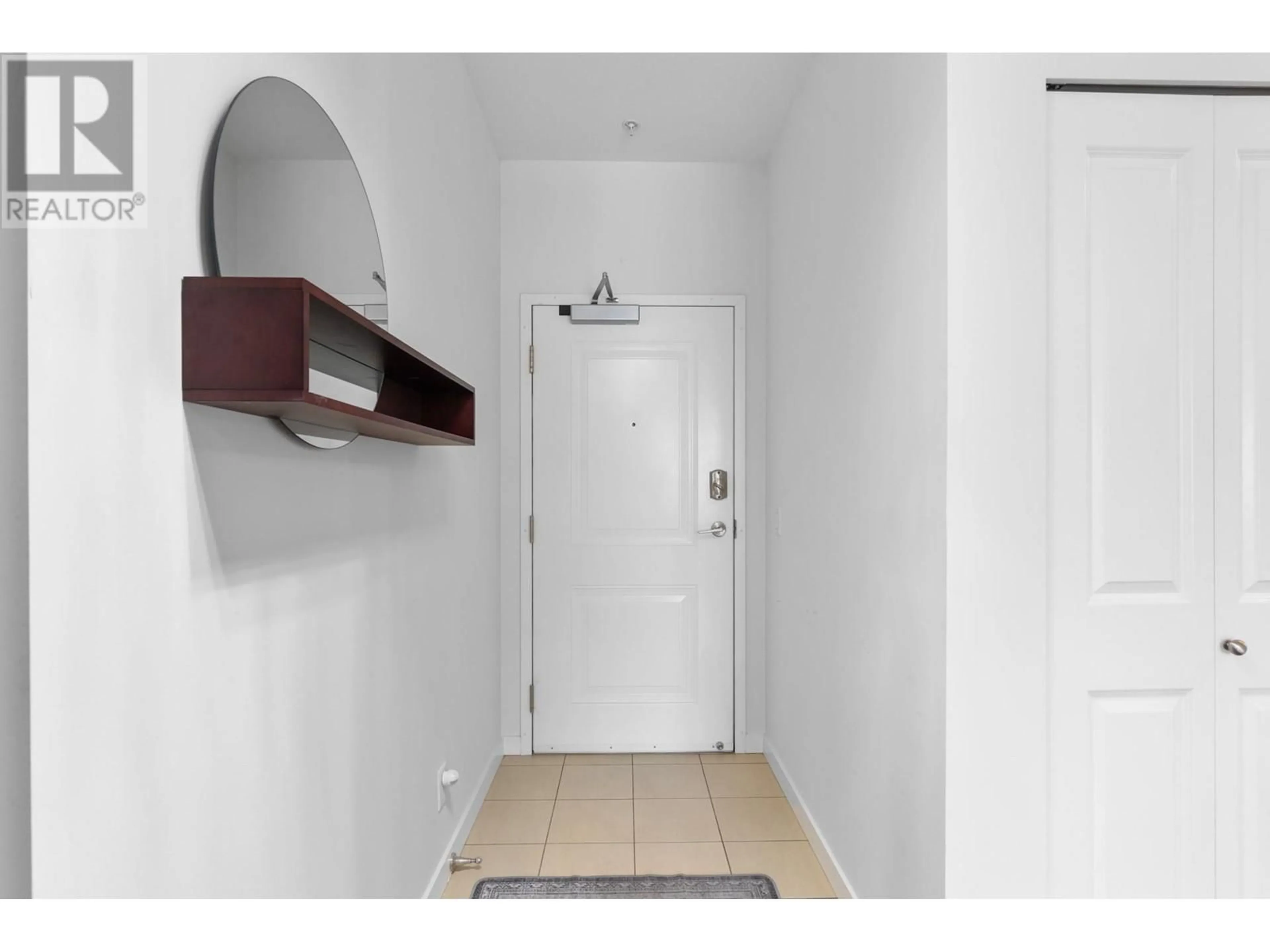 Indoor entryway for 303 - 1350 RIDGEWAY DRIVE, Kelowna British Columbia V1Y9T8