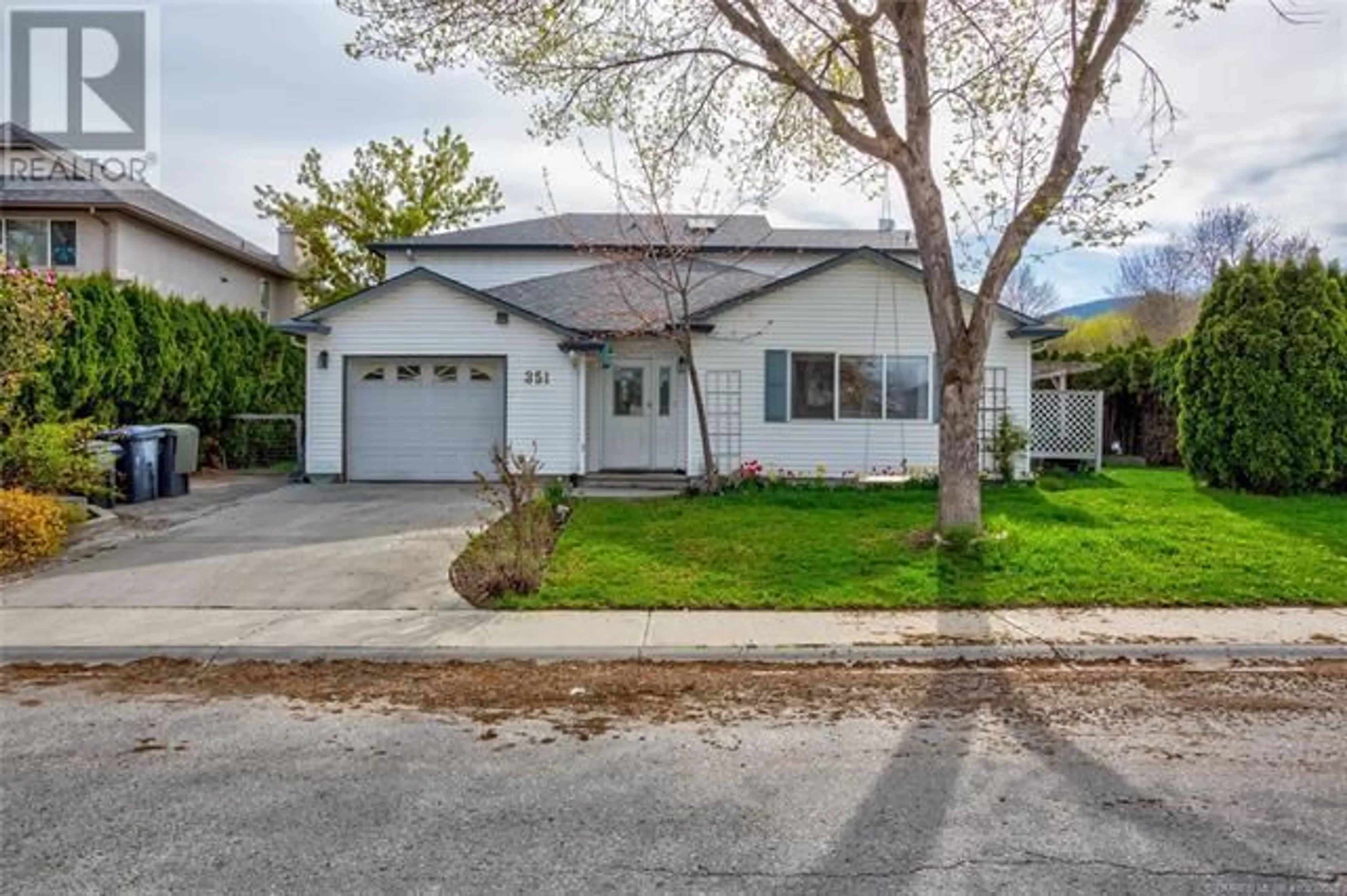 Home with vinyl exterior material, street for 331-351 PHIPPS CRESCENT, Kelowna British Columbia V1V2T2