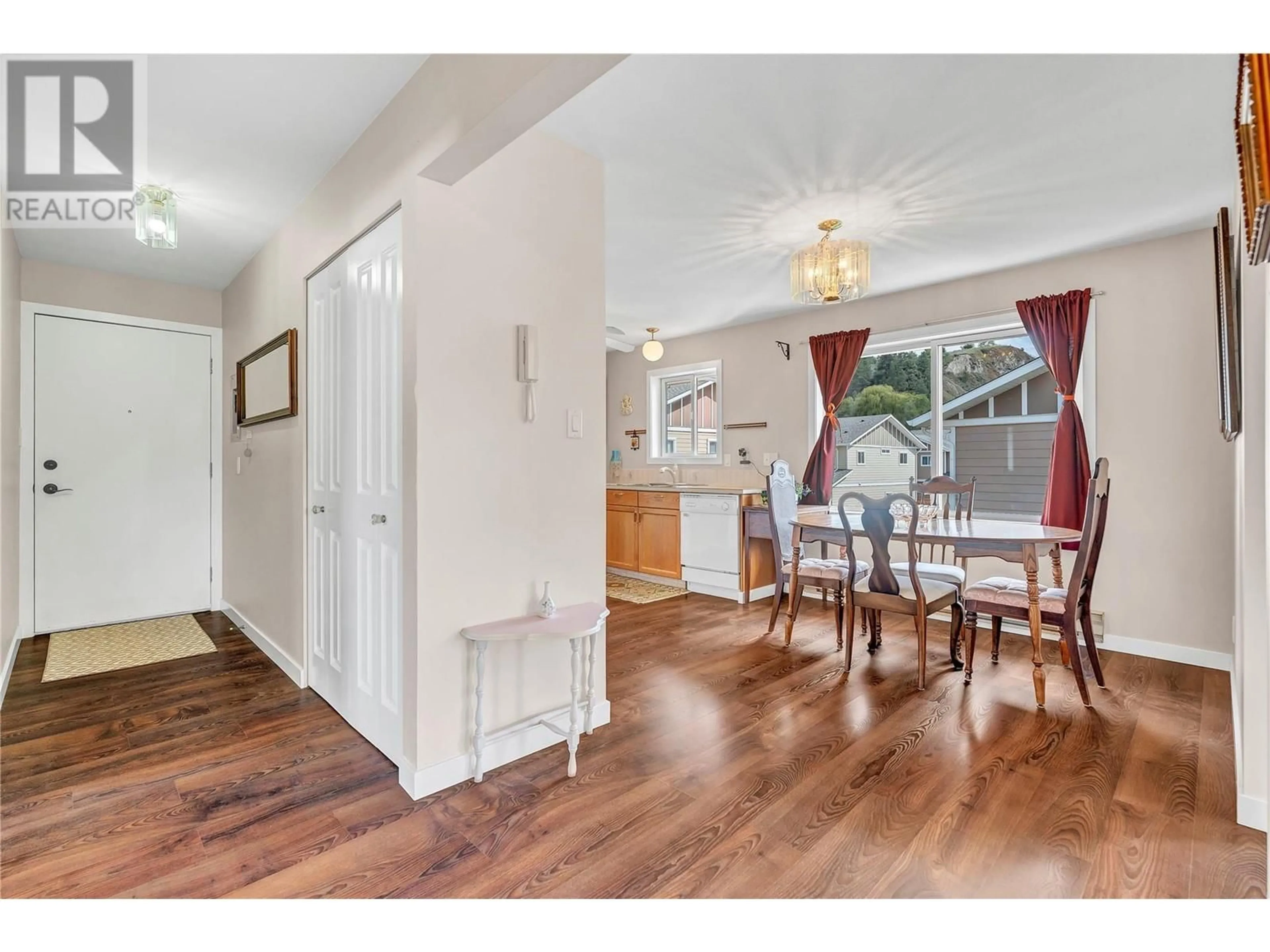Indoor entryway for 5 - 3322 SOUTH MAIN STREET, Penticton British Columbia V2A5J6