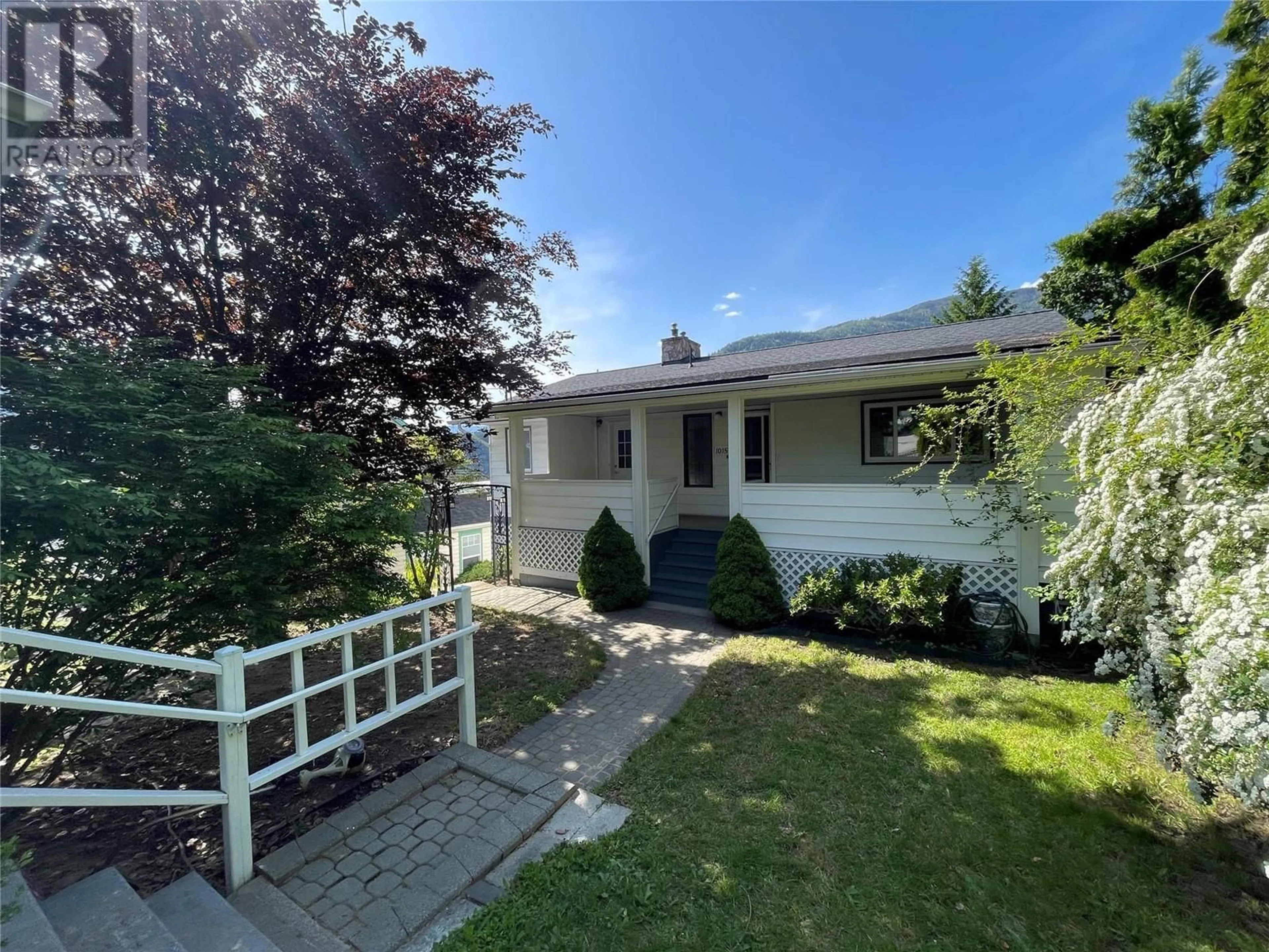 A pic from outside/outdoor area/front of a property/back of a property/a pic from drone, street for 1015 CARBONATE STREET, Nelson British Columbia V1L4R6