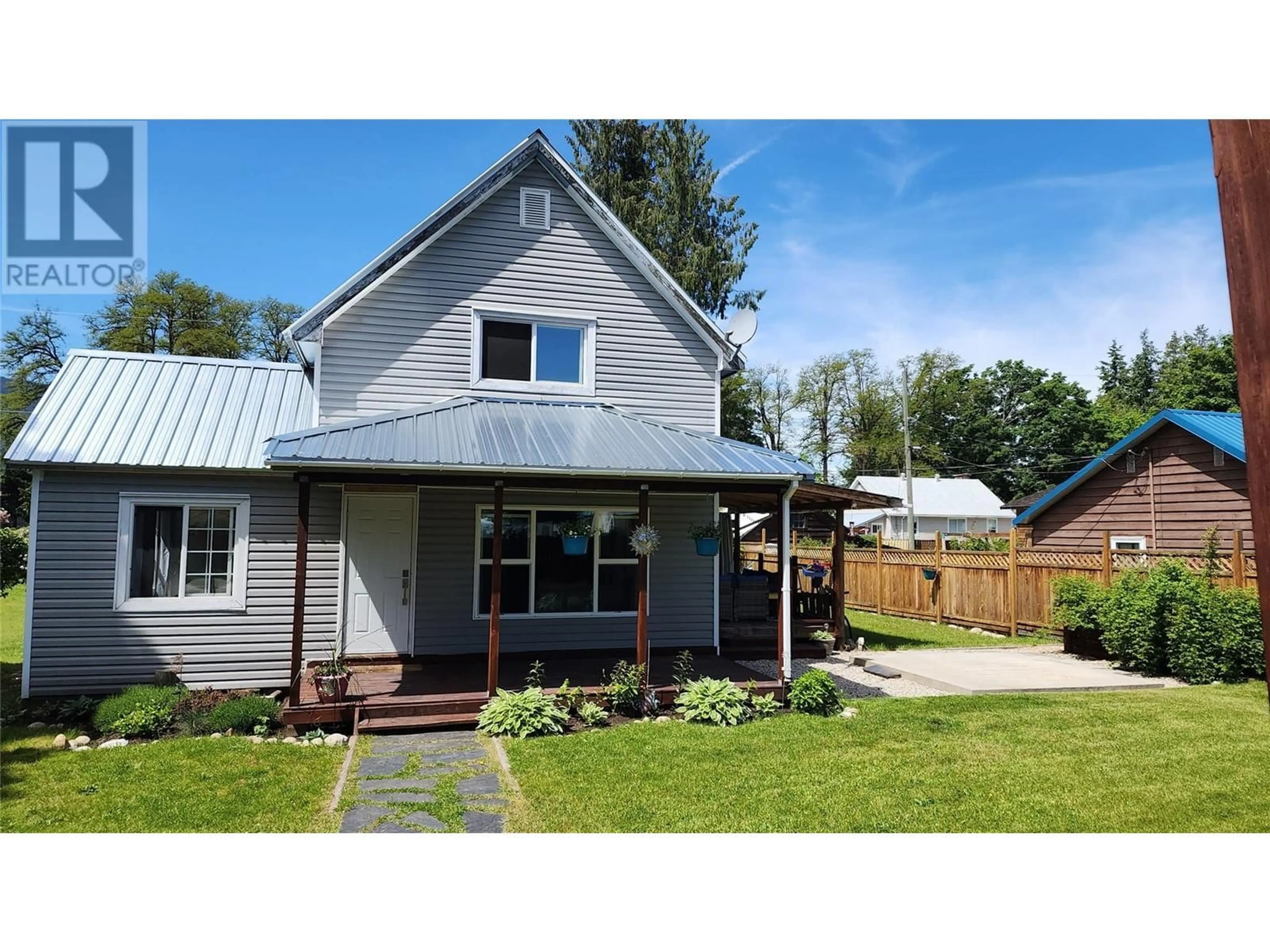 Home with vinyl exterior material, street for 202 2ND AVENUE NORTHWEST, Nakusp British Columbia V0G1R0