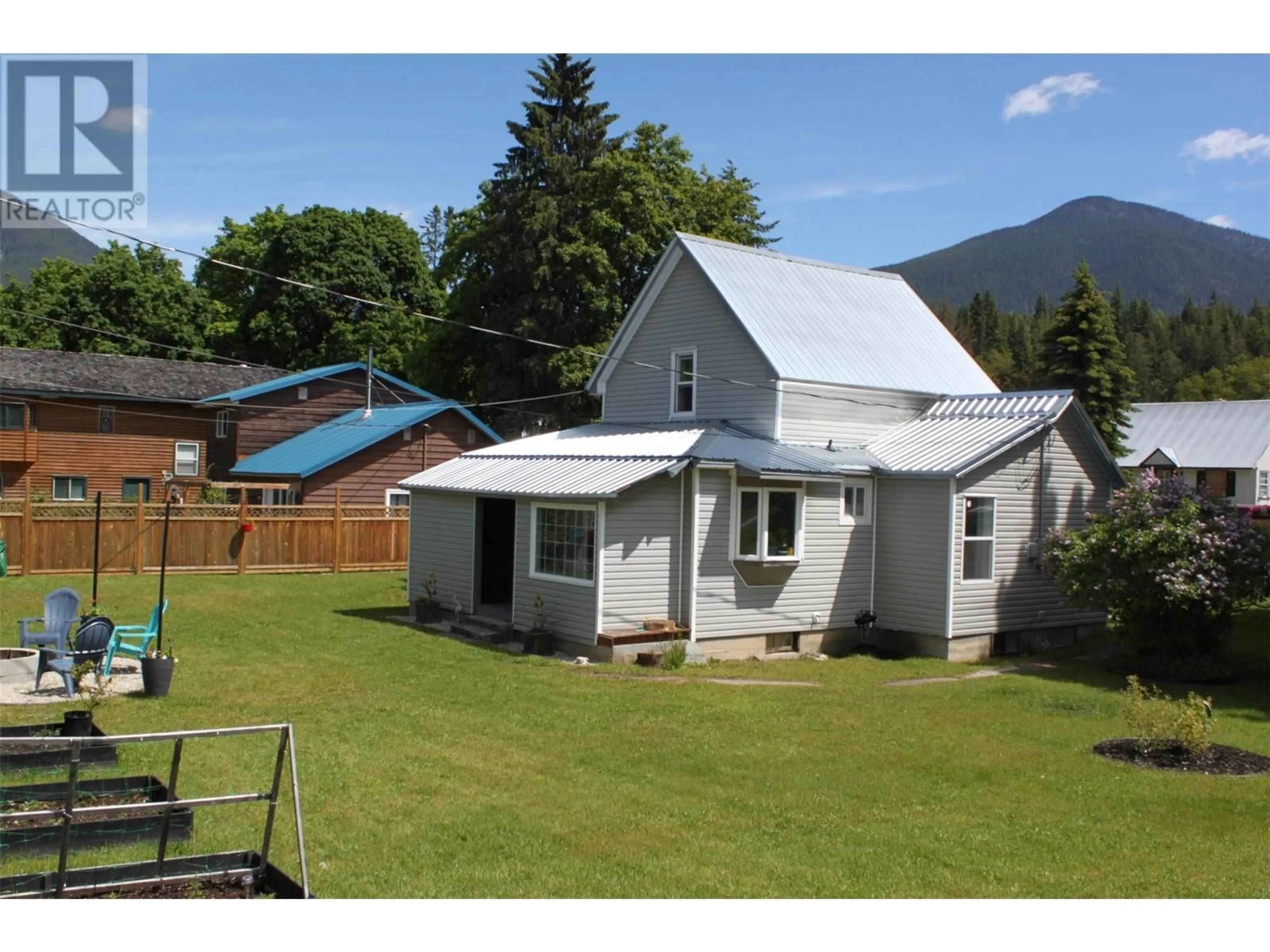 A pic from outside/outdoor area/front of a property/back of a property/a pic from drone, mountain view for 202 2ND AVENUE NORTHWEST, Nakusp British Columbia V0G1R0