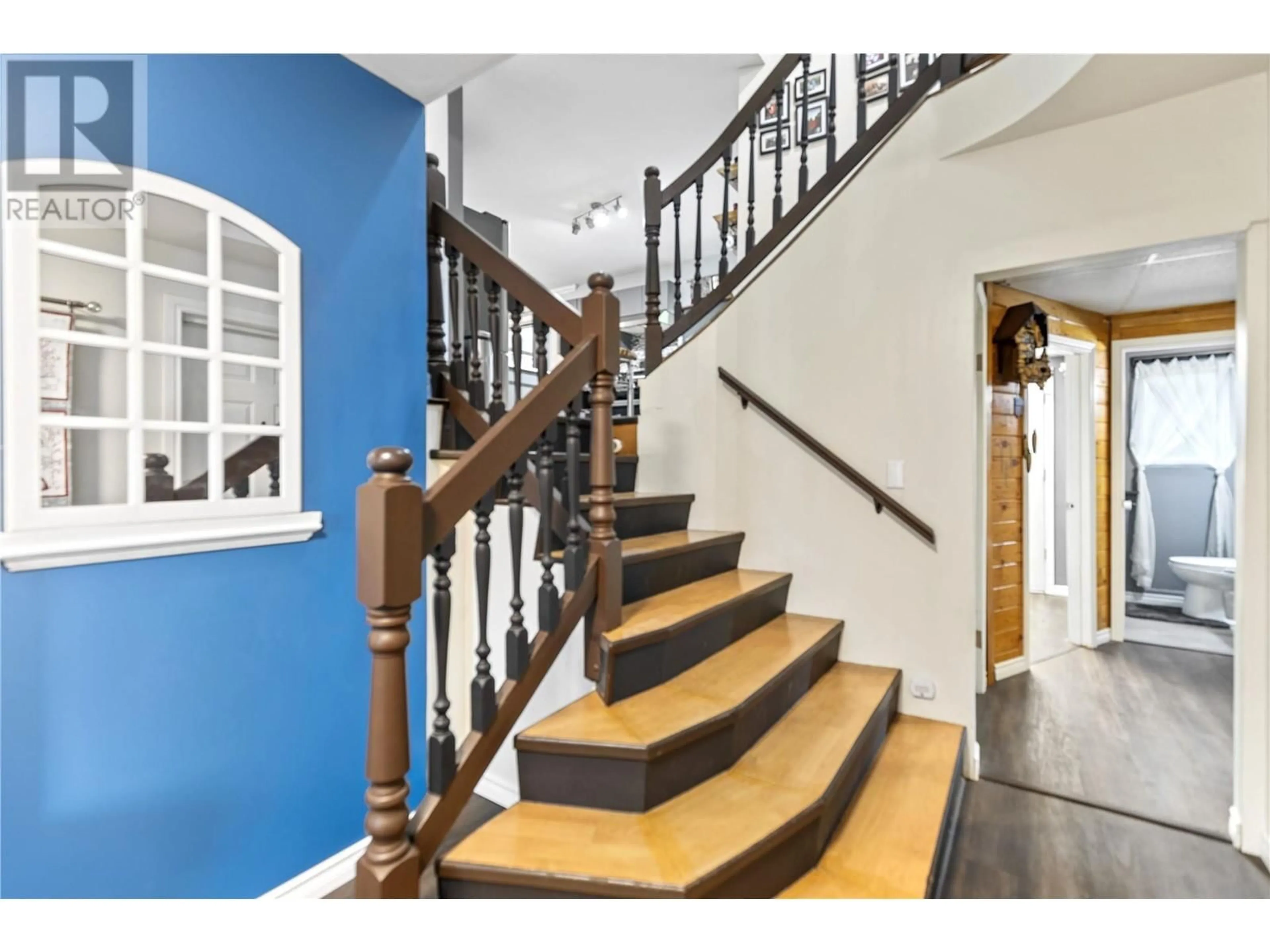 Indoor foyer for 704 BRADFORD ROAD, Barriere British Columbia V0E1E0