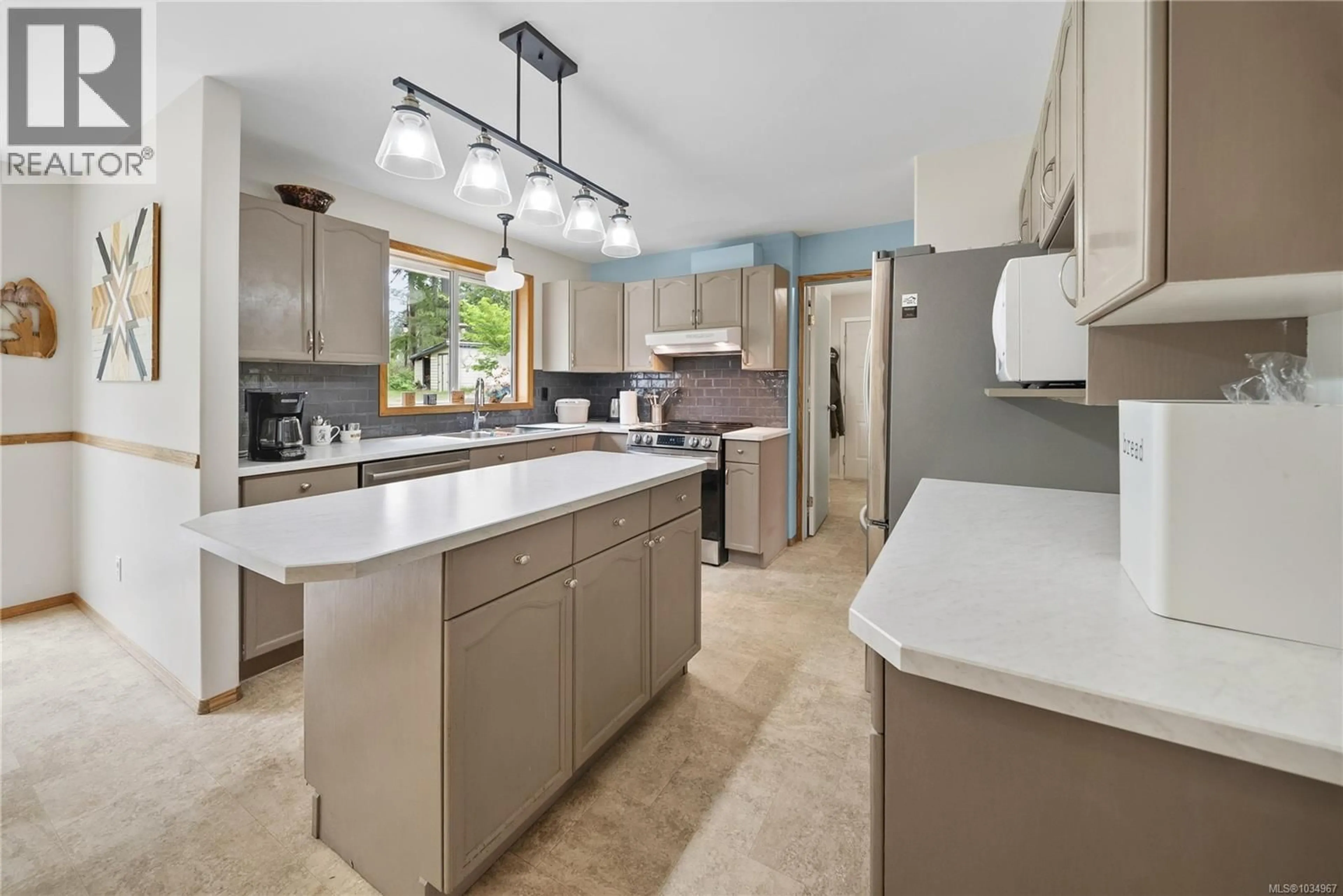 Open concept kitchen, ceramic/tile floor for 2721 TIESU ROAD, Nanaimo British Columbia V9X1W9