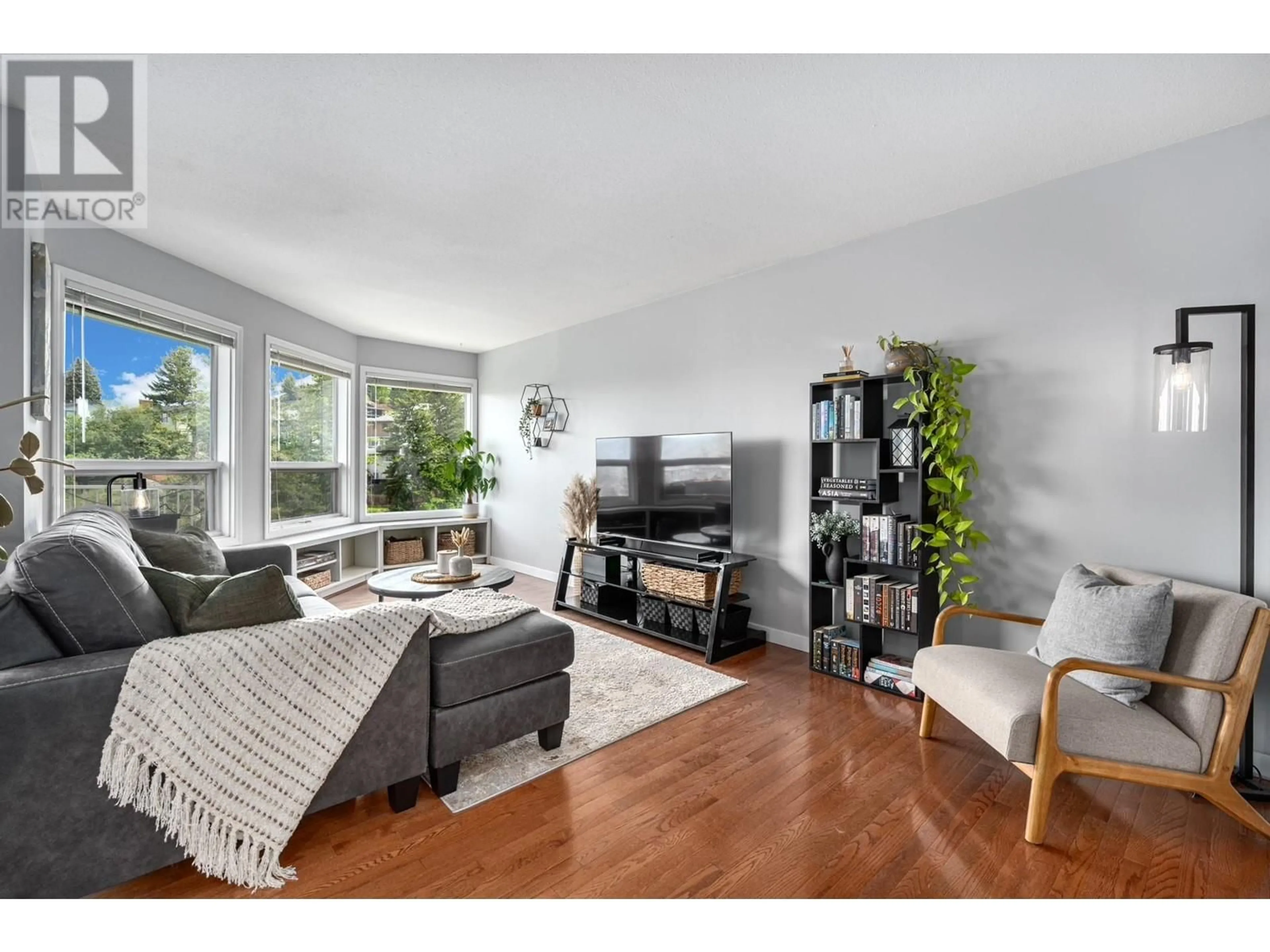 Living room with furniture, wood/laminate floor for 8 - 1775 MCKINLEY COURT, Kamloops British Columbia V2E2P2