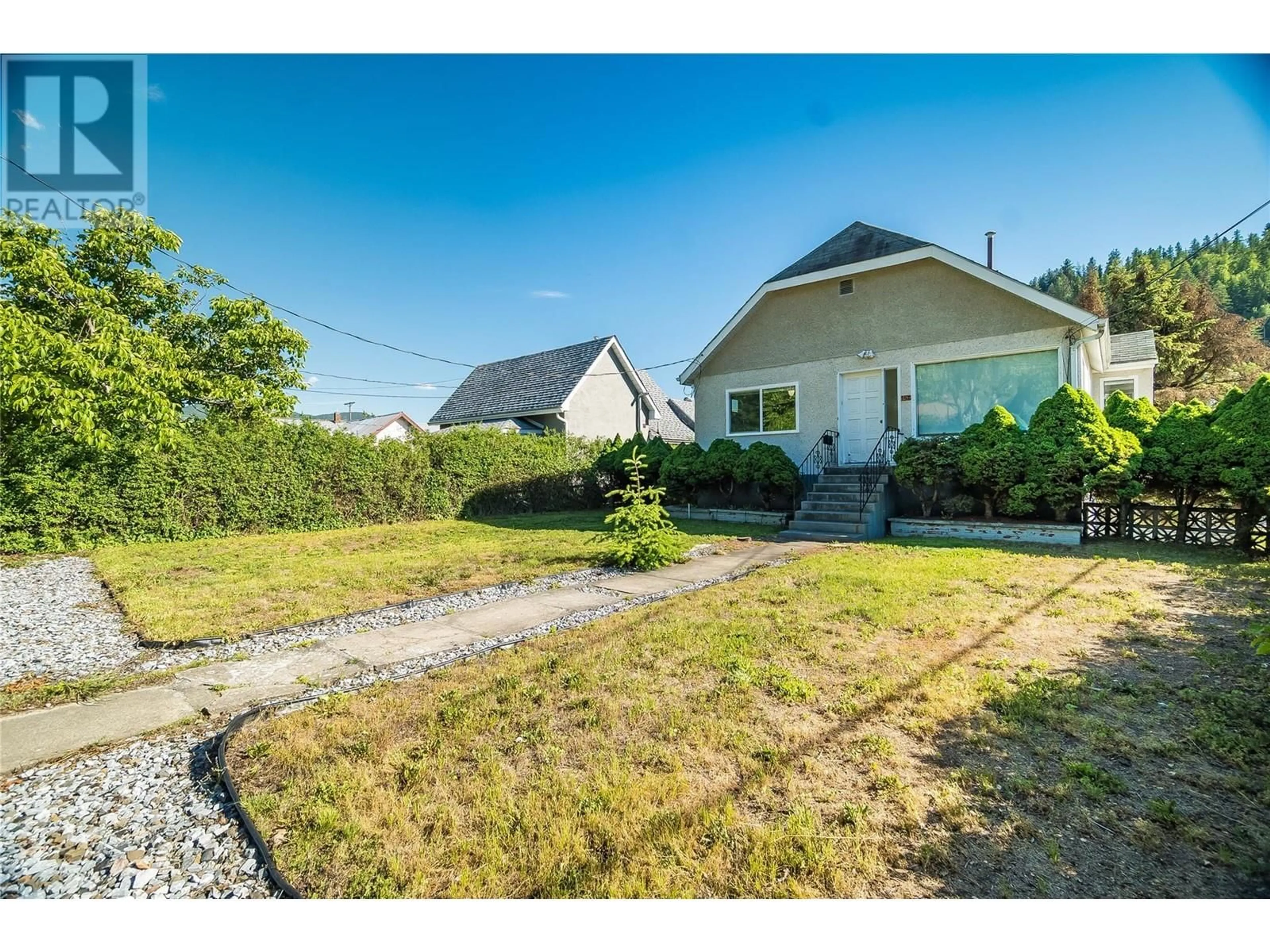 A pic from outside/outdoor area/front of a property/back of a property/a pic from drone, street for 152 COLUMBIA AVENUE, Castlegar British Columbia V1N1A7