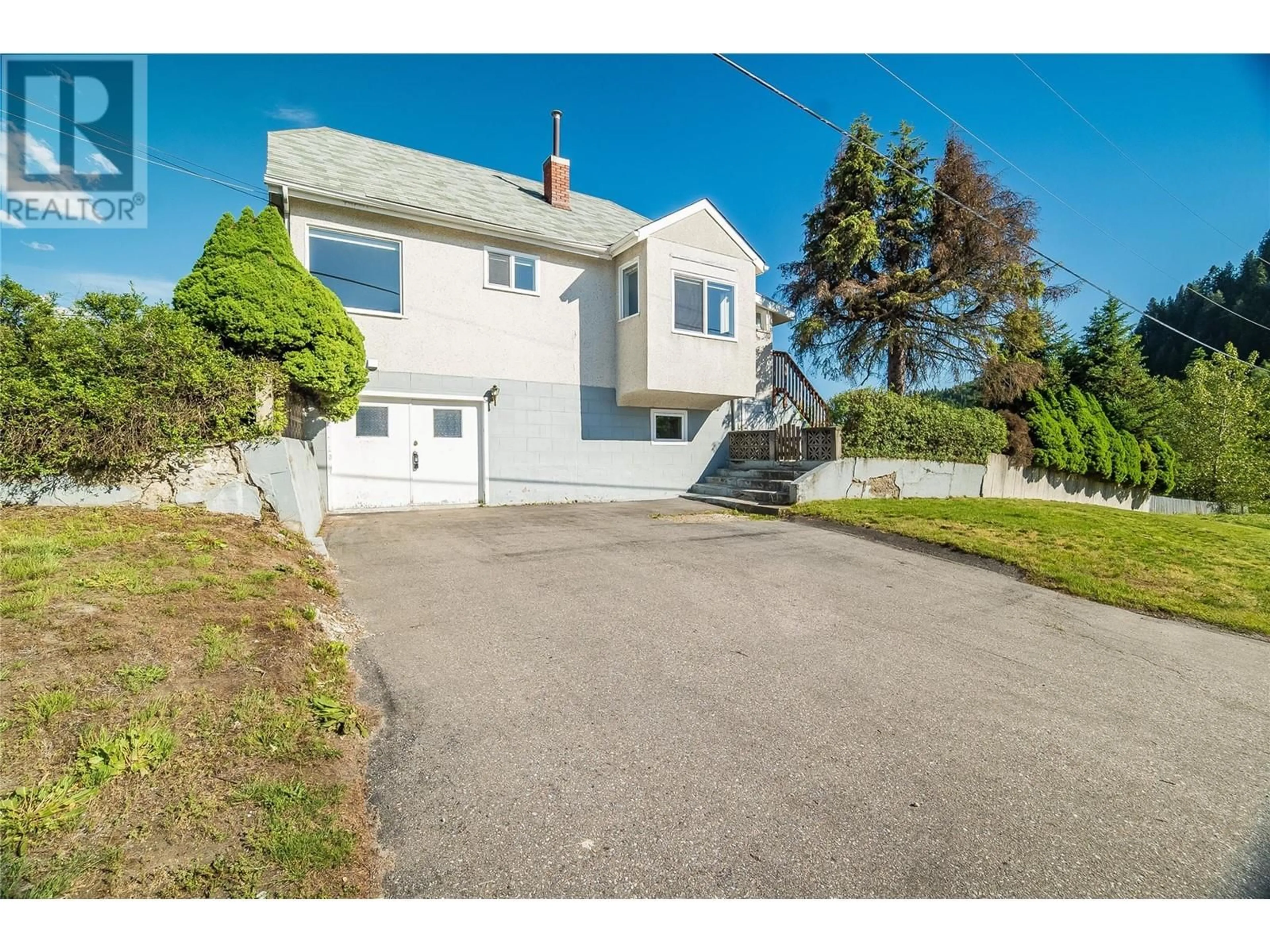 A pic from outside/outdoor area/front of a property/back of a property/a pic from drone, street for 152 COLUMBIA AVENUE, Castlegar British Columbia V1N1A7
