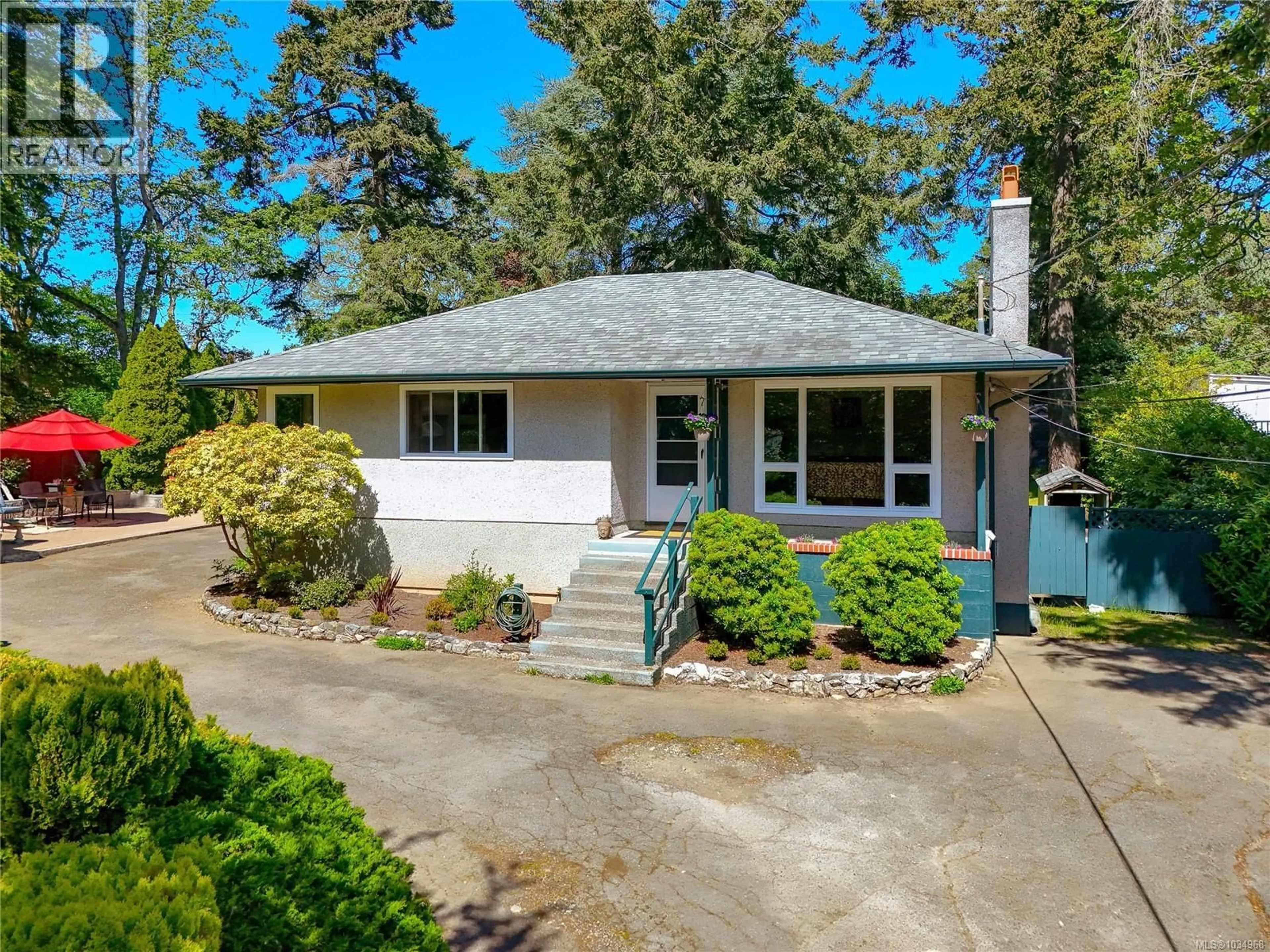 Home with vinyl exterior material, street for 164 ISLAND HIGHWAY, View Royal British Columbia V9B1G2