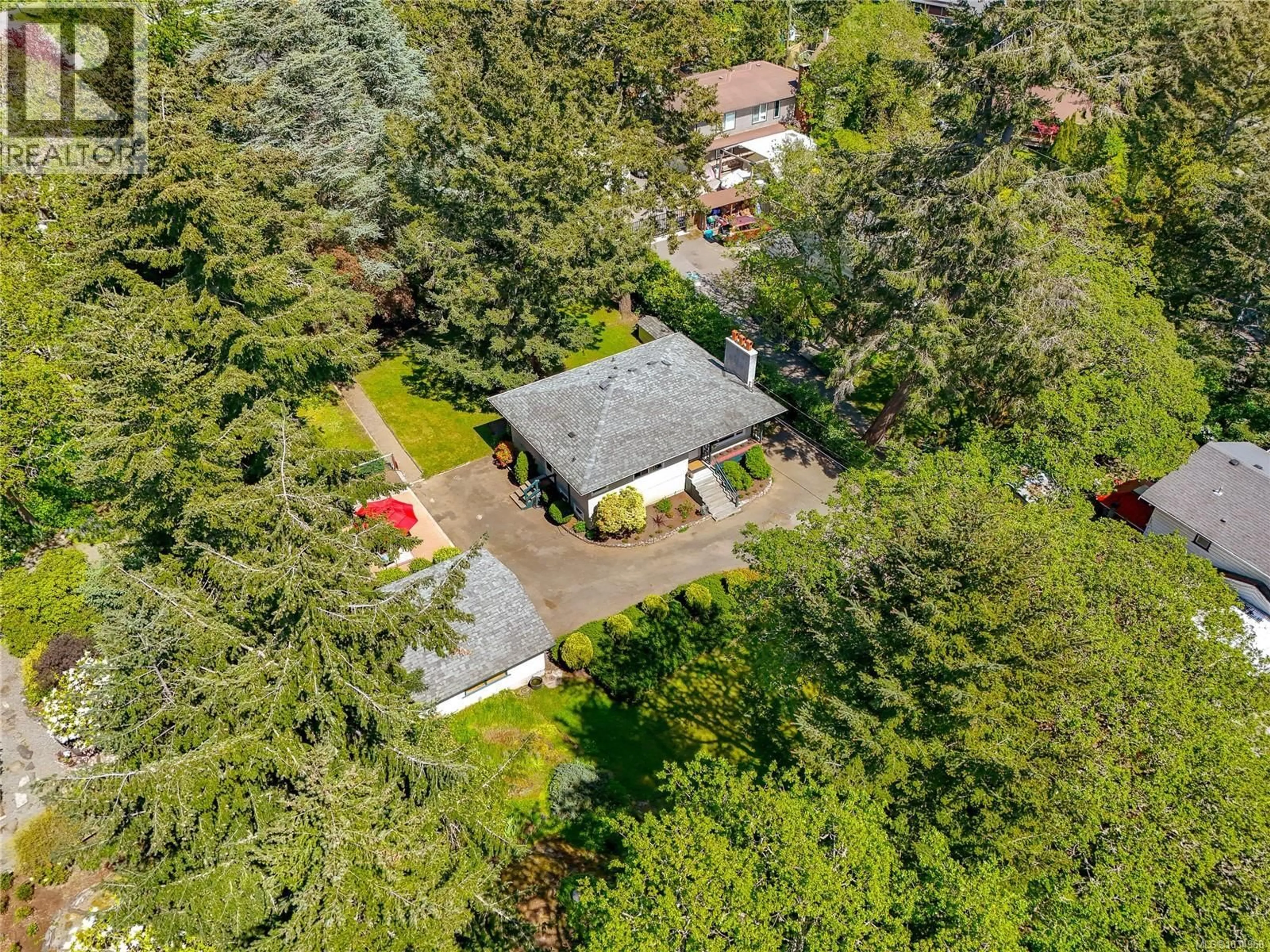 A pic from outside/outdoor area/front of a property/back of a property/a pic from drone, street for 164 ISLAND HIGHWAY, View Royal British Columbia V9B1G2