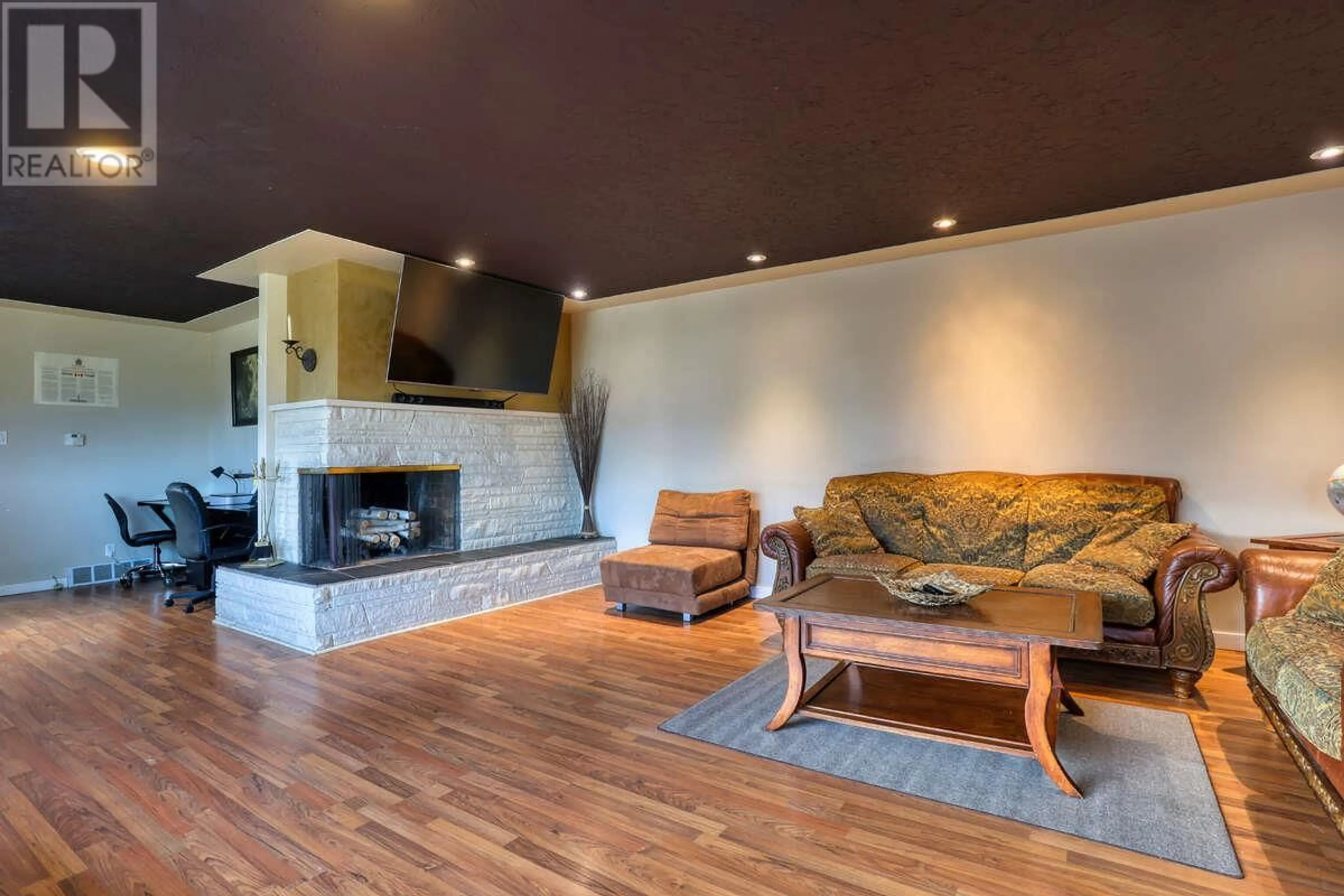 Living room with furniture, unknown for 948 WARREN LANE, Trail British Columbia V1R3G7