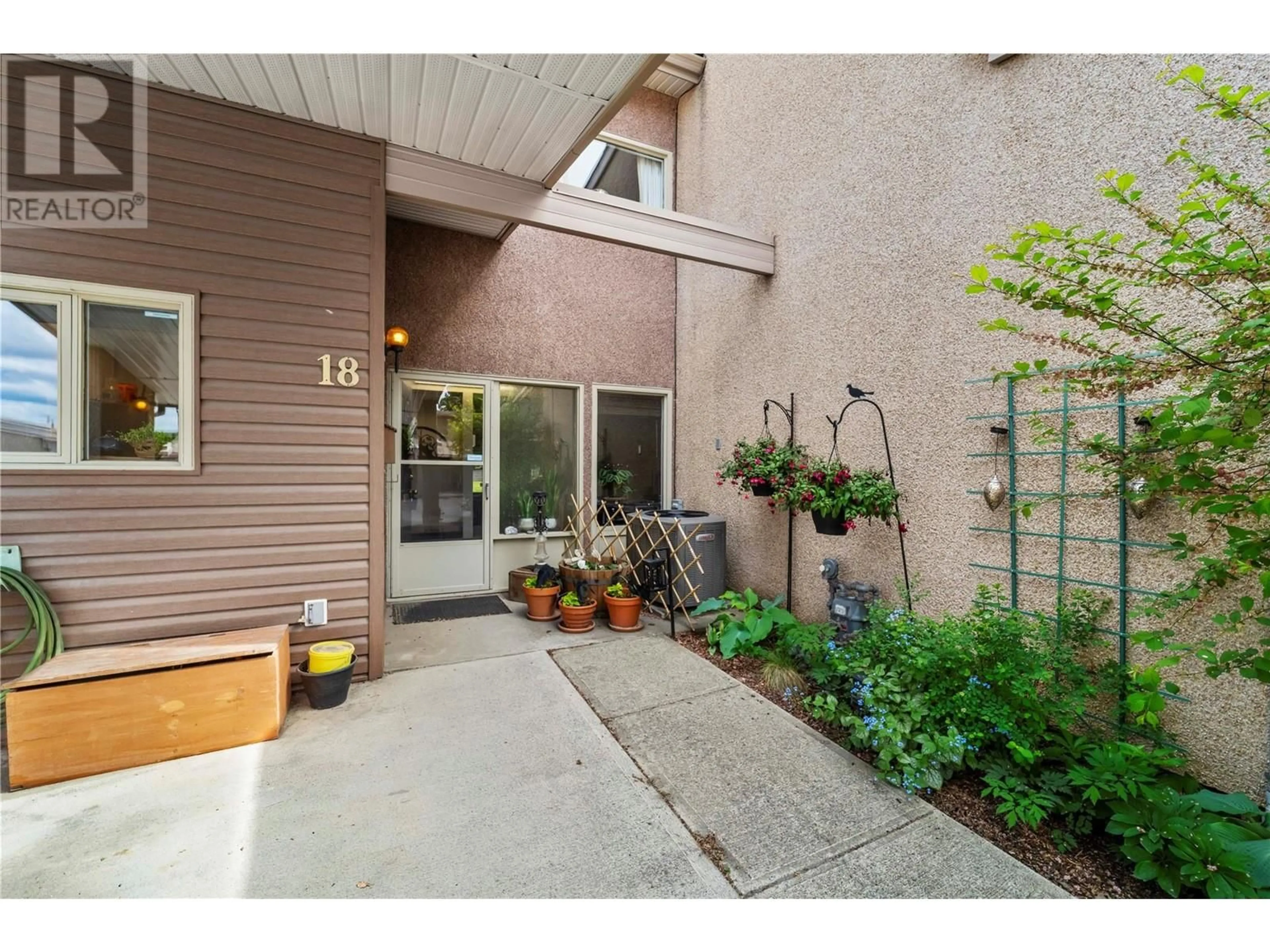 Indoor entryway for 18 - 1555 SUMMIT DRIVE, Kamloops British Columbia V2E1E9