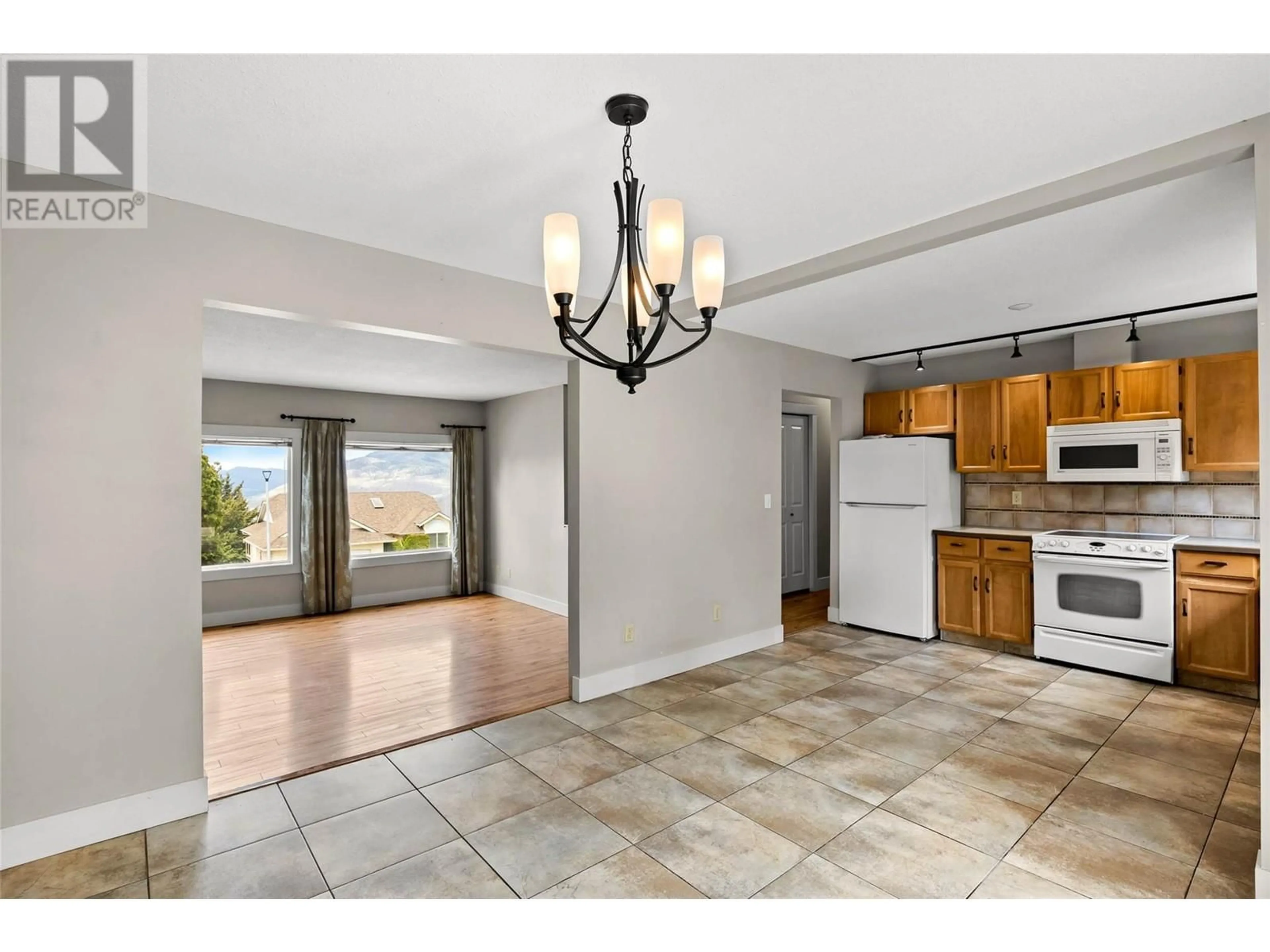Open concept kitchen, ceramic/tile floor for 429 GLENEAGLES DRIVE, Kamloops British Columbia V2E1Y4