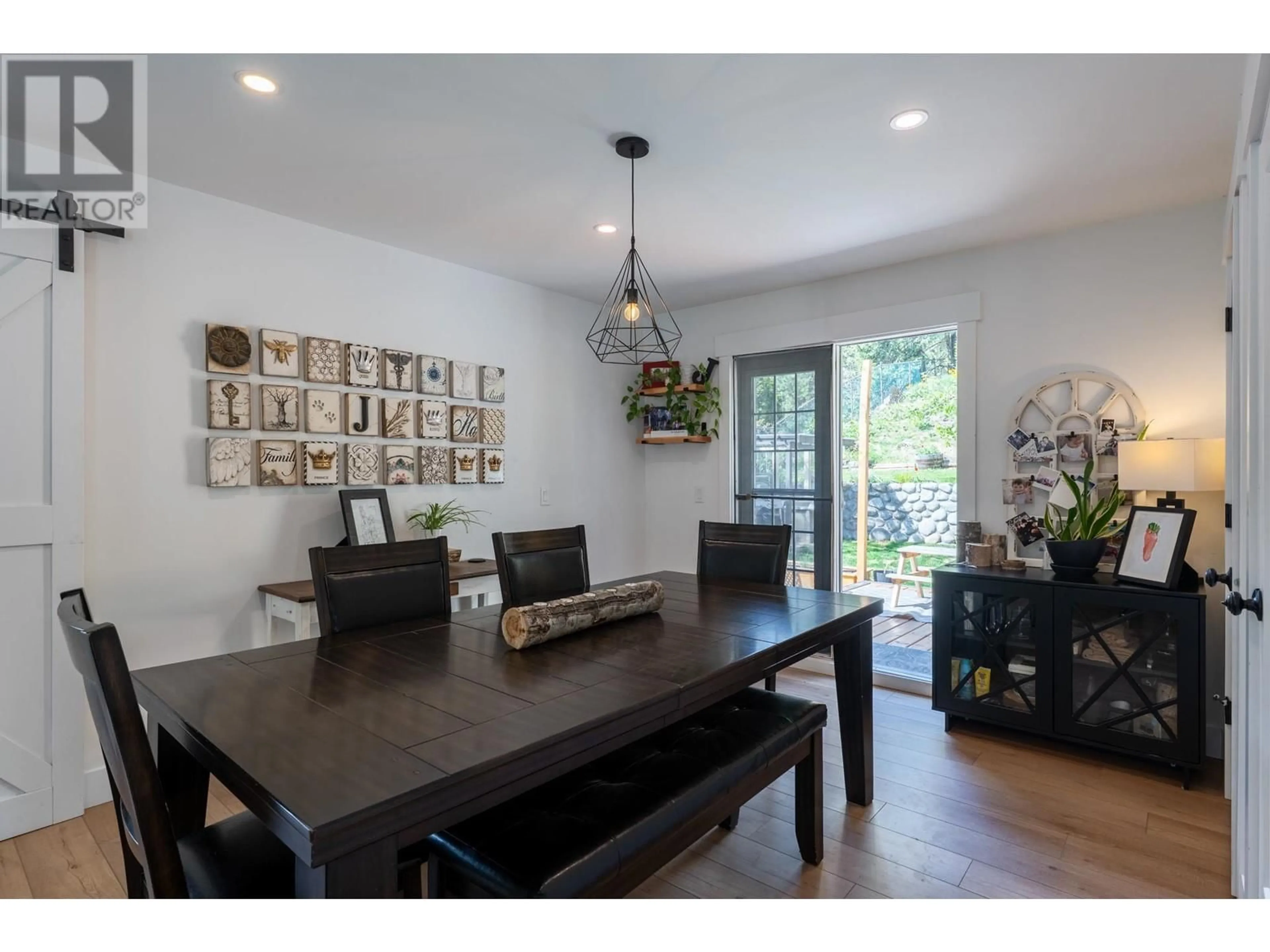 Dining room, wood/laminate floor for 400 CLIFTON ROAD, Kelowna British Columbia V1V1A5
