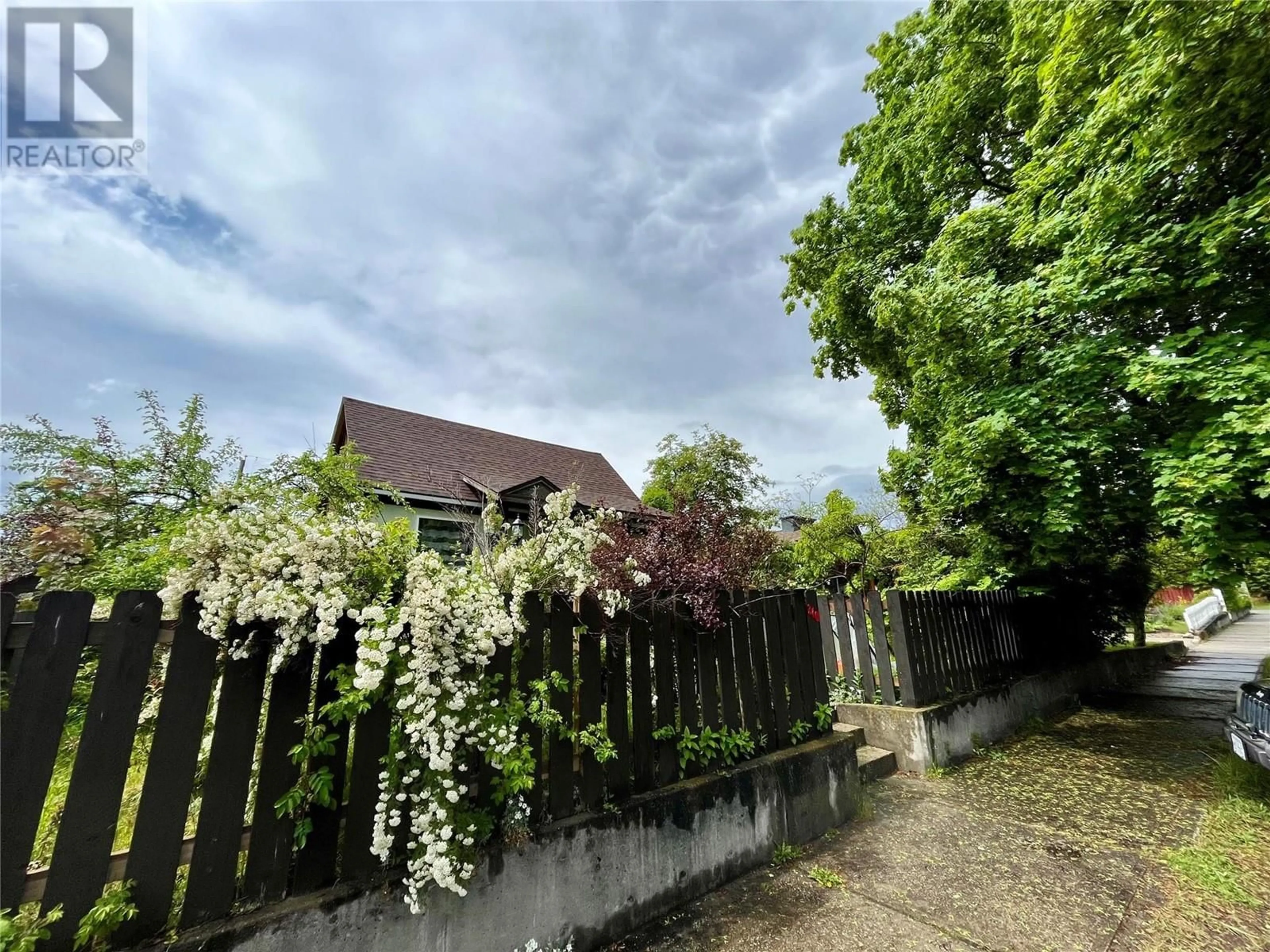 A pic from outside/outdoor area/front of a property/back of a property/a pic from drone, street for 310 4TH AVENUE NORTHWEST, Nakusp British Columbia V0G1R0