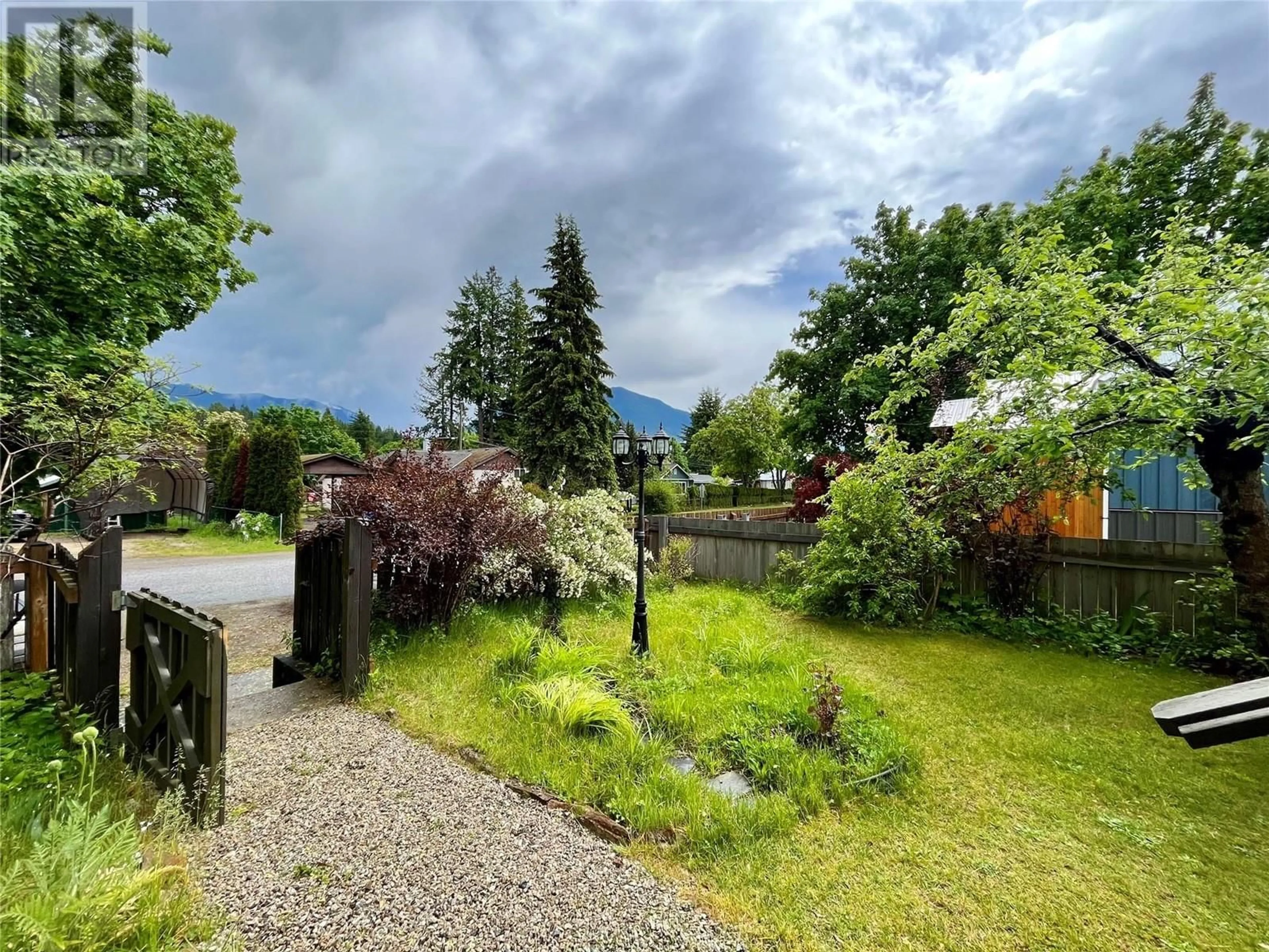 A pic from outside/outdoor area/front of a property/back of a property/a pic from drone, mountain view for 310 4TH AVENUE NORTHWEST, Nakusp British Columbia V0G1R0